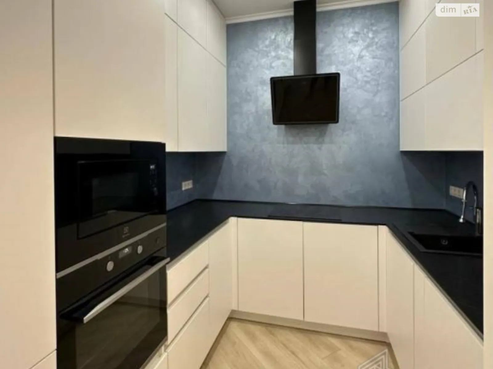 Продается 1-комнатная квартира 71 кв. м в Киеве, пер. Лабораторный, 7 - фото 1