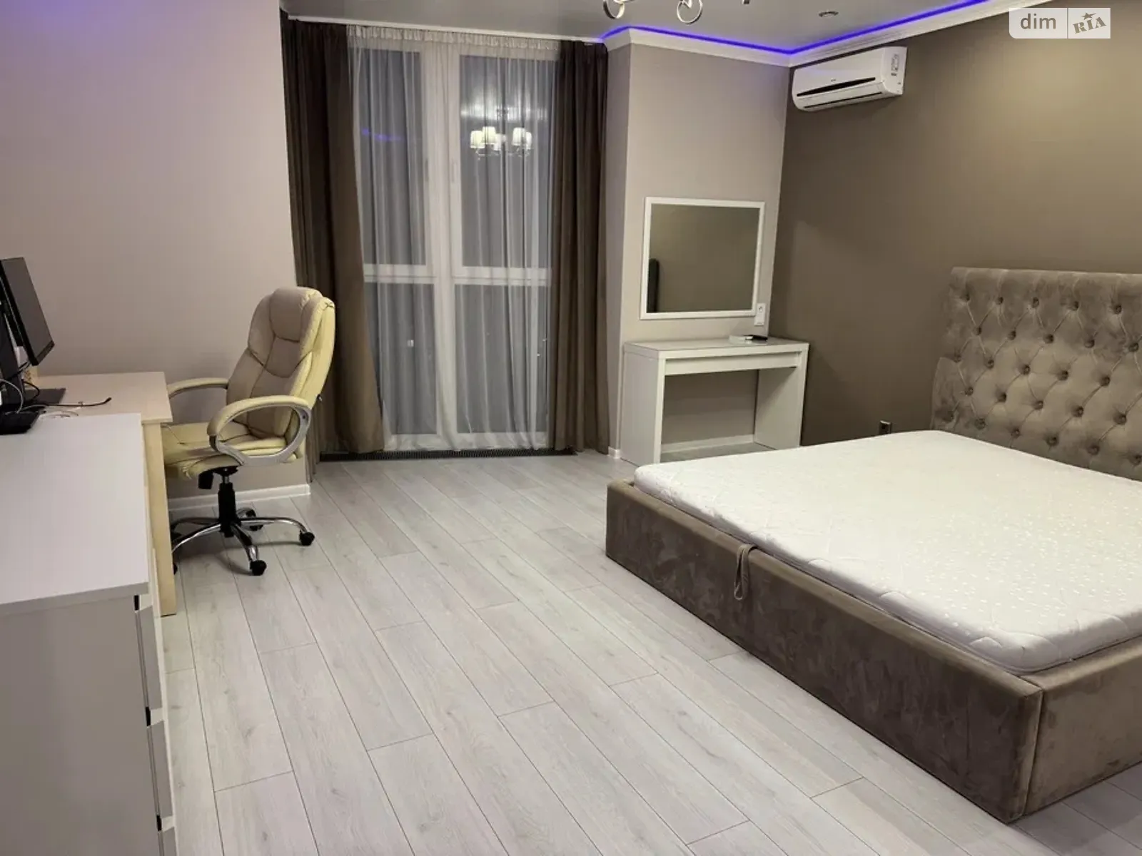 Продается 1-комнатная квартира 50 кв. м в Киеве, ул. Драгоманова, 6/1 - фото 1
