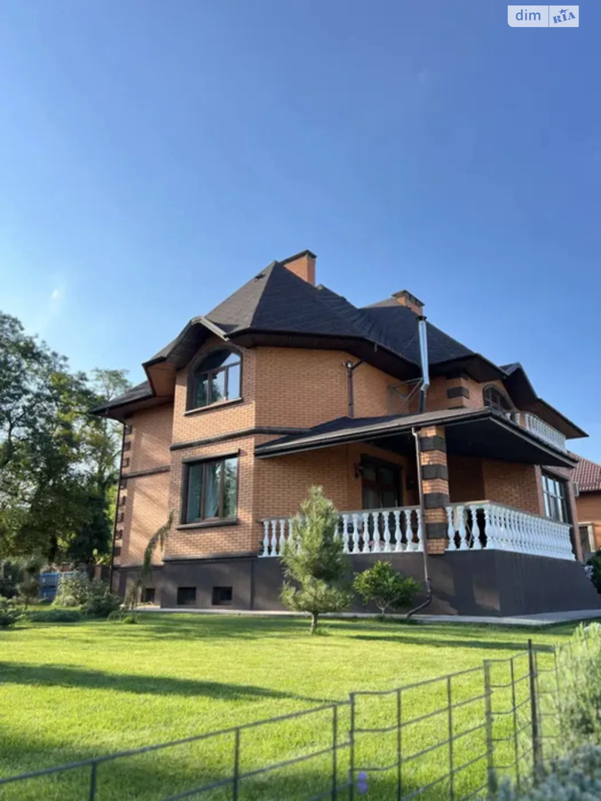 Сдается в аренду дом на 3 этажа 300 кв. м с террасой, цена: 1300 $ - фото 1