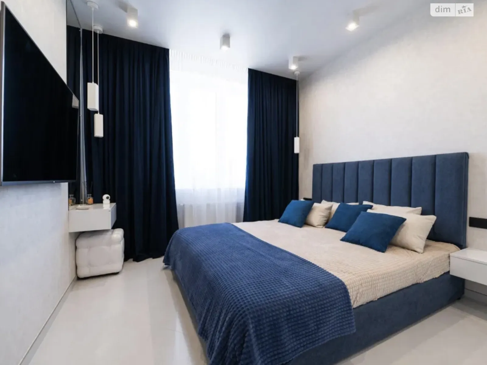 Продается 1-комнатная квартира 66 кв. м в Одессе, ул. Костанди, 104/1 - фото 1
