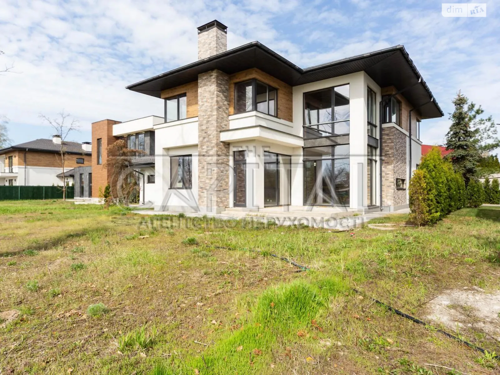 Продается дом на 2 этажа 250 кв. м с баней/сауной, цена: 340000 $ - фото 1