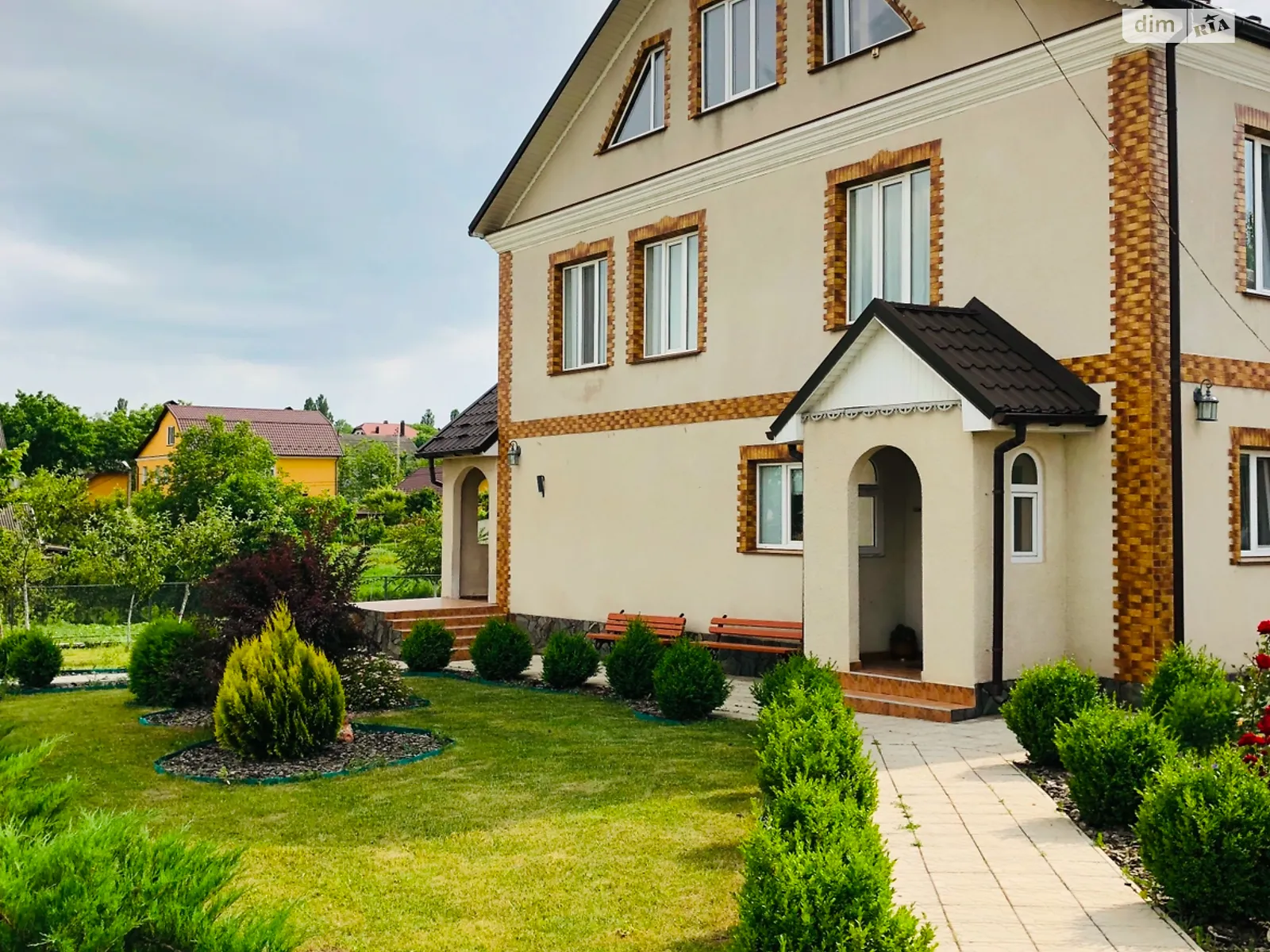 Продается дом на 2 этажа 329 кв. м с бассейном, цена: 120000 $ - фото 1