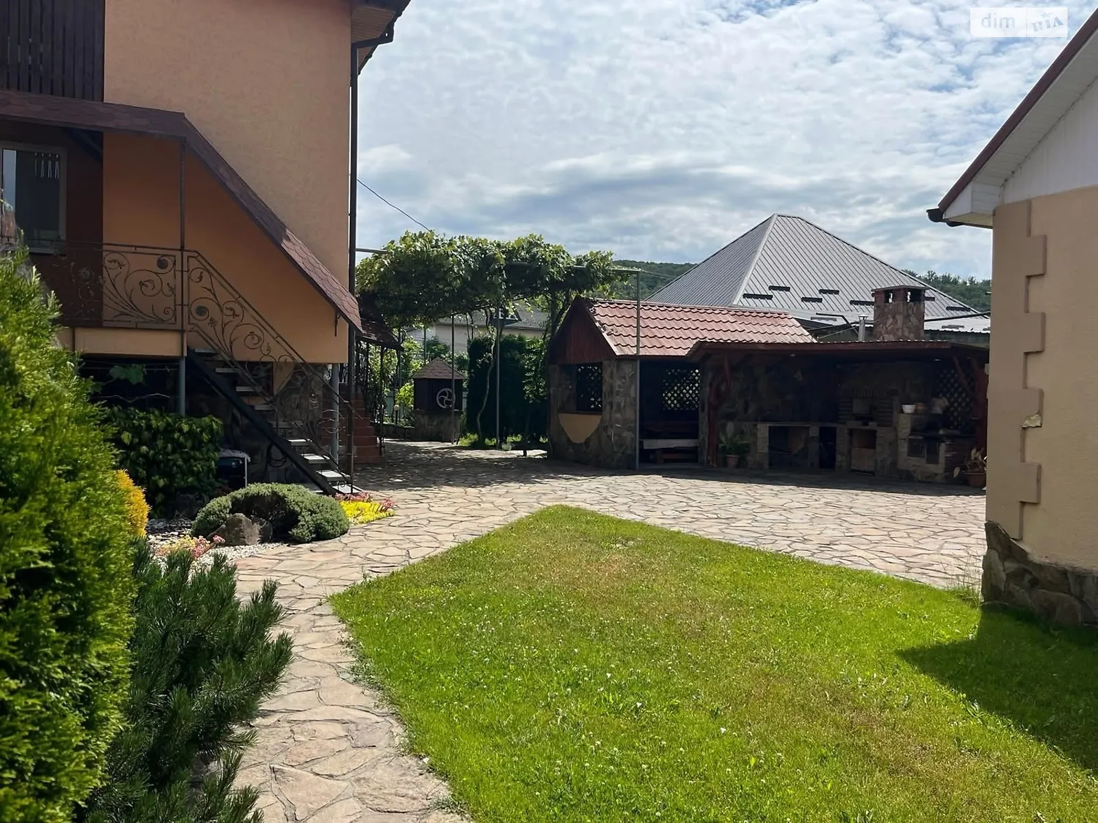 Продается дом на 3 этажа 228 кв. м с мебелью, цена: 180000 $ - фото 1