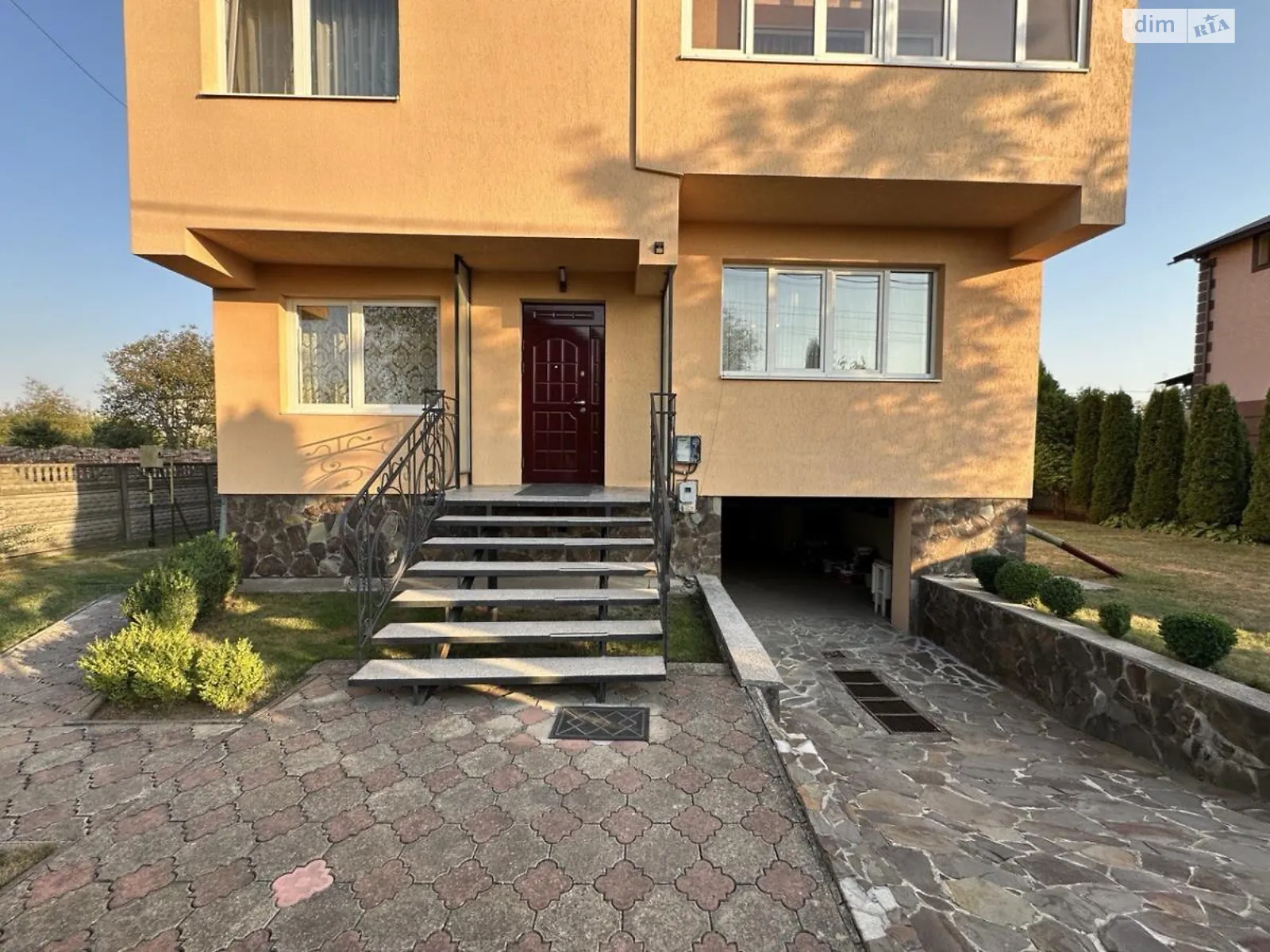 Продается дом на 2 этажа 220 кв. м с участком, цена: 170000 $ - фото 1