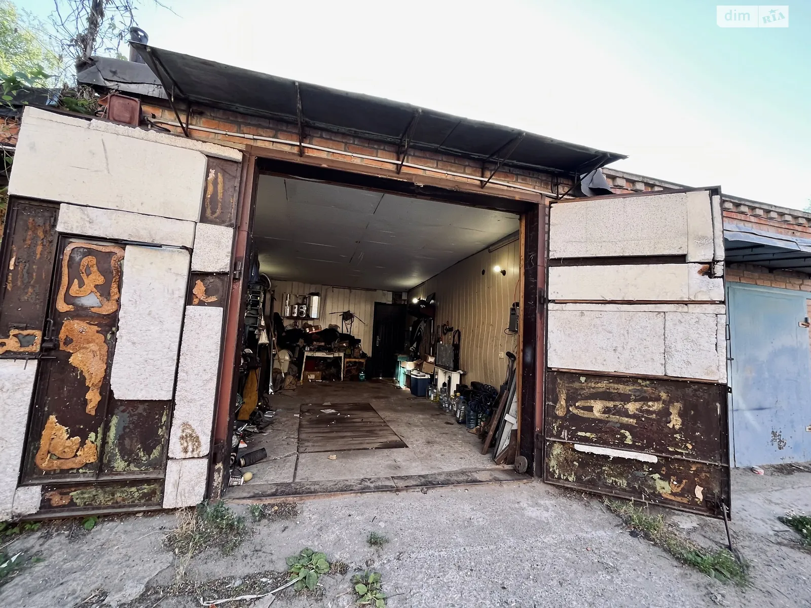 Продается место в гаражном кооперативе под легковое авто на 32 кв. м, цена: 8000 $ - фото 1