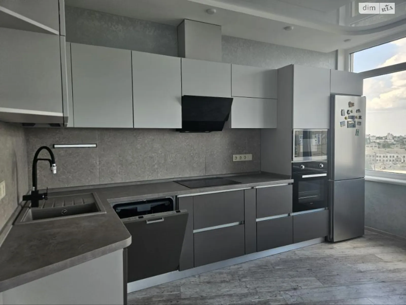 Продается 3-комнатная квартира 73 кв. м в Одессе, ул. Бассейная, 6А - фото 1