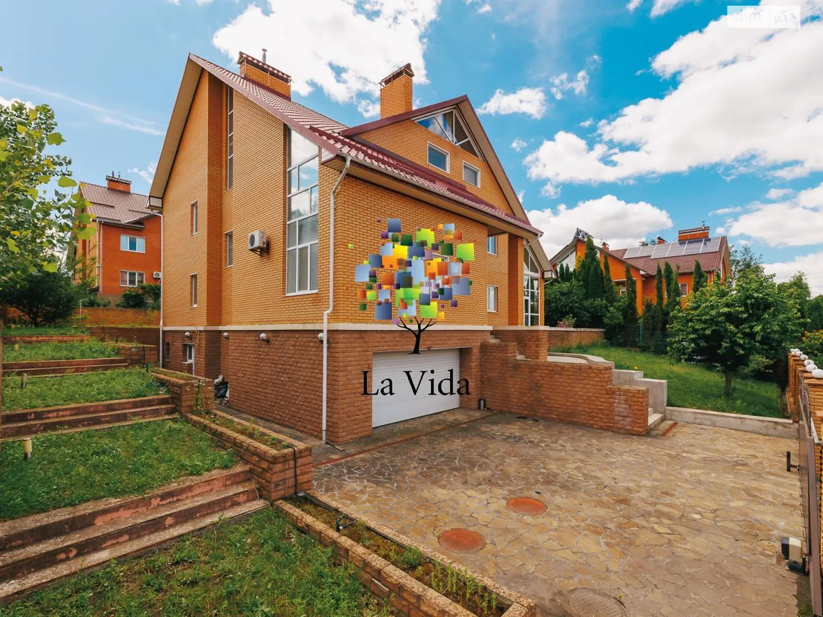 Продается дом на 3 этажа 664 кв. м с гаражом, цена: 950000 $ - фото 1