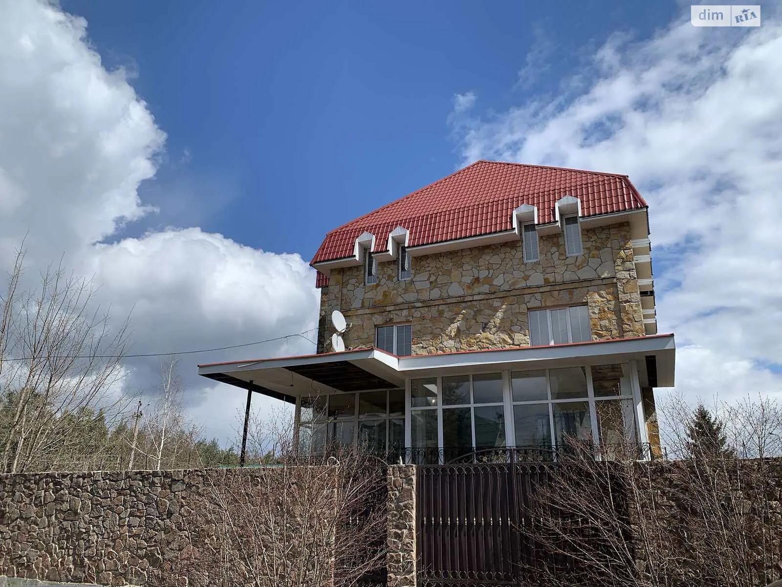 Продается дом на 3 этажа 650 кв. м с верандой, цена: 350000 $ - фото 1