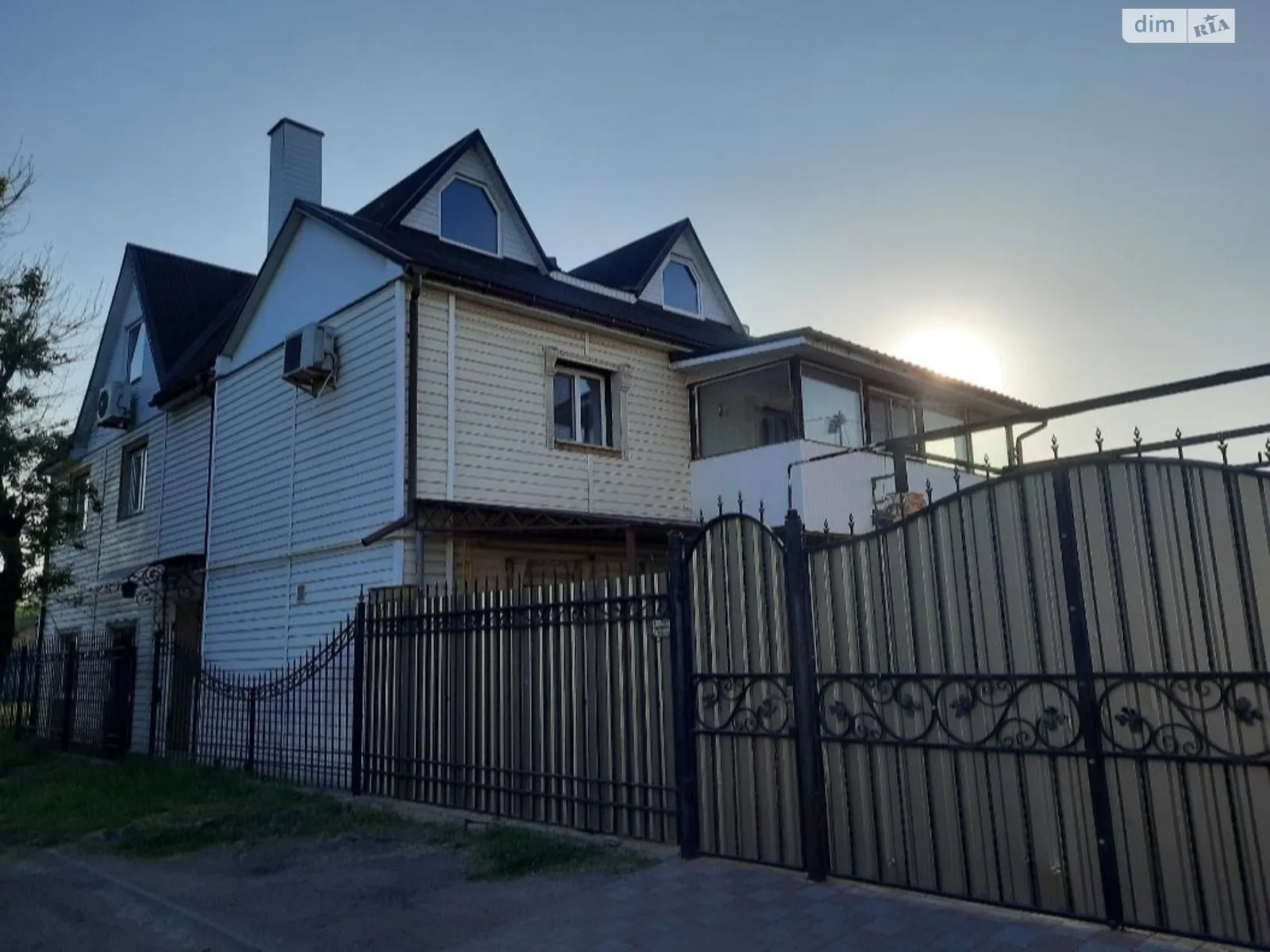 Продається будинок 3 поверховий 280 кв. м з каміном, цена: 120000 $ - фото 1