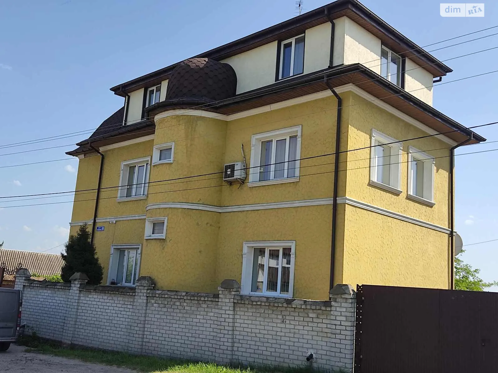 Продается дом на 3 этажа 275 кв. м с садом, цена: 300000 $ - фото 1