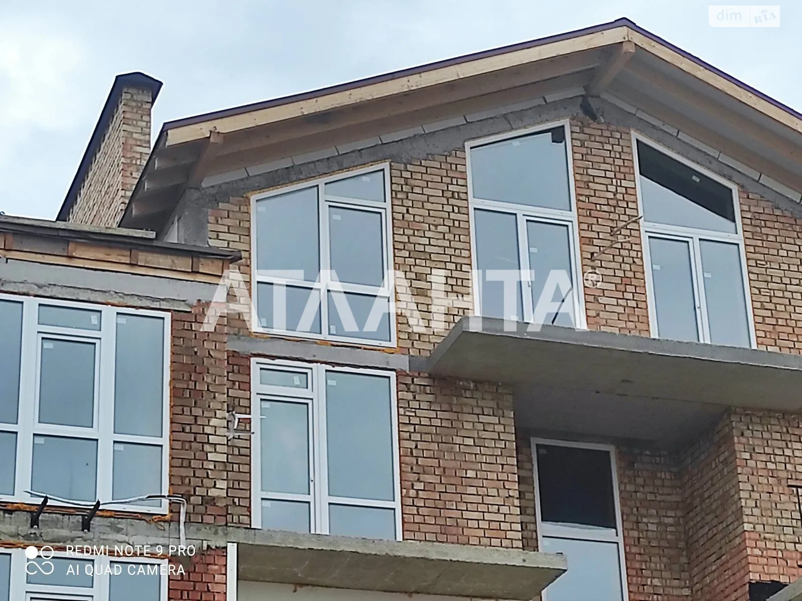 Продается 1-комнатная квартира 67.4 кв. м в Южному, ул. Иванова - фото 1