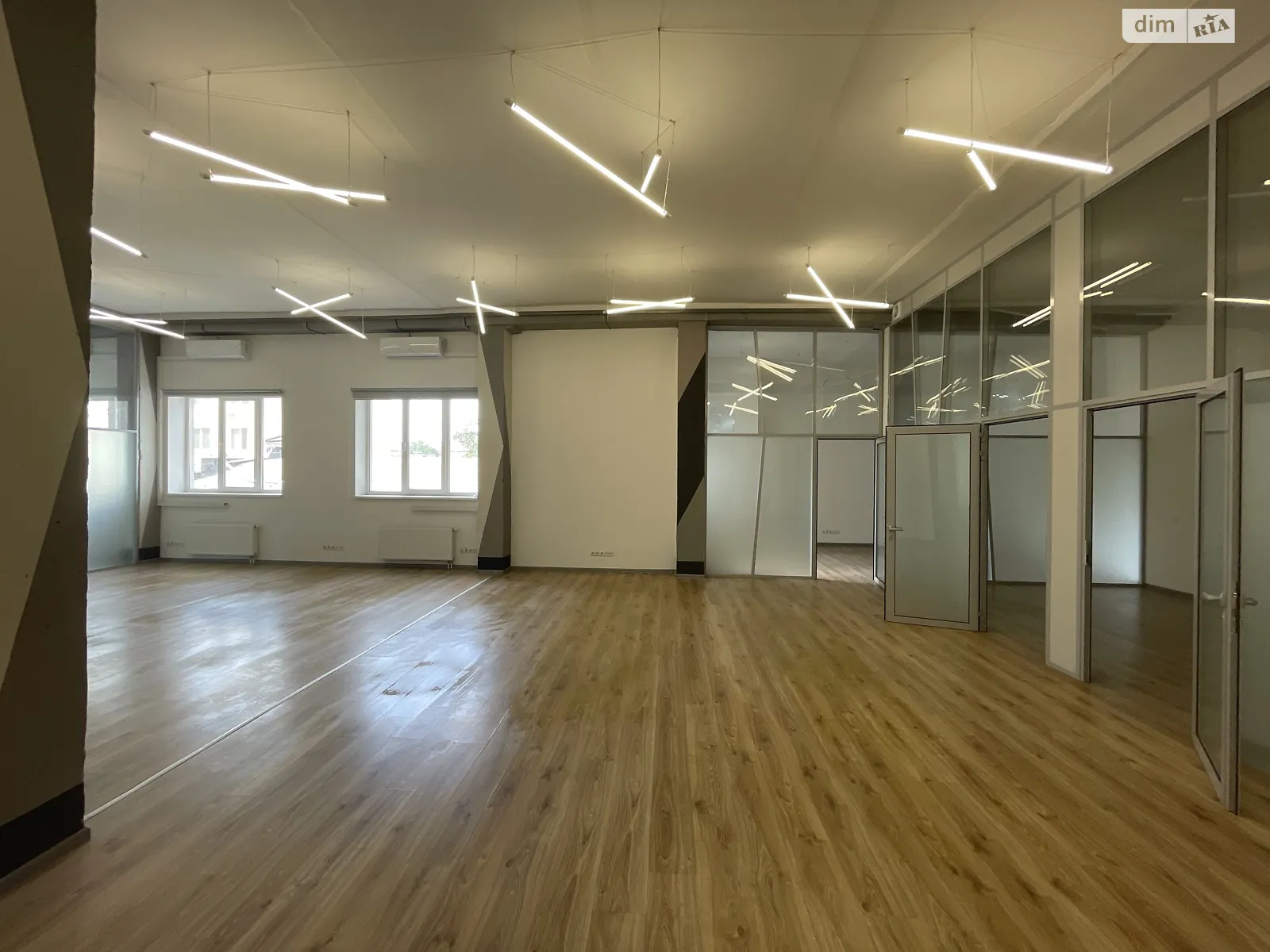 Сдается в аренду офис 220 кв. м в бизнес-центре, цена: 2860 $ - фото 1