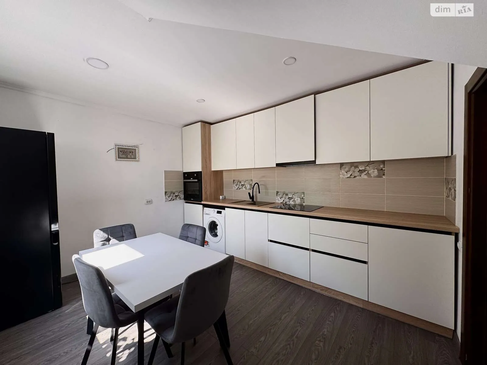 Сдается в аренду дом на 2 этажа 100 кв. м с гаражом, цена: 600 $ - фото 1