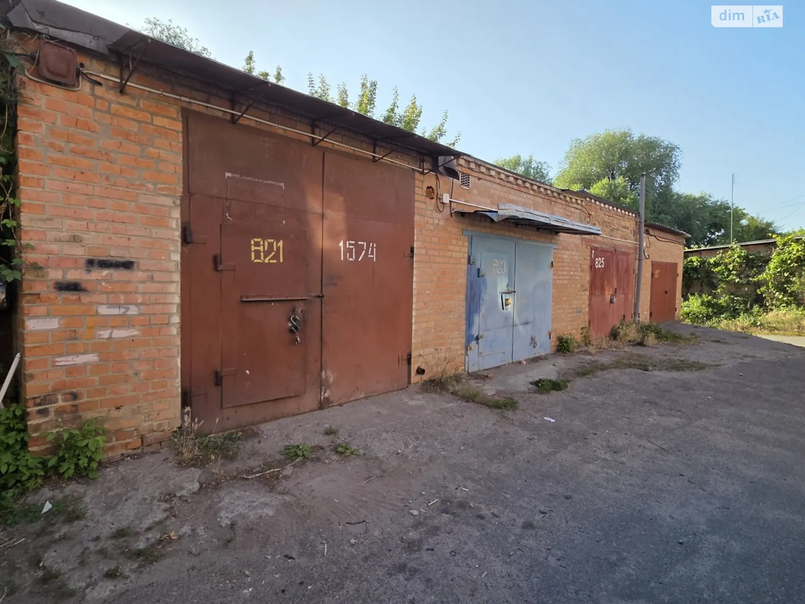 Продается место в гаражном кооперативе под легковое авто на 28 кв. м, цена: 8500 $ - фото 1