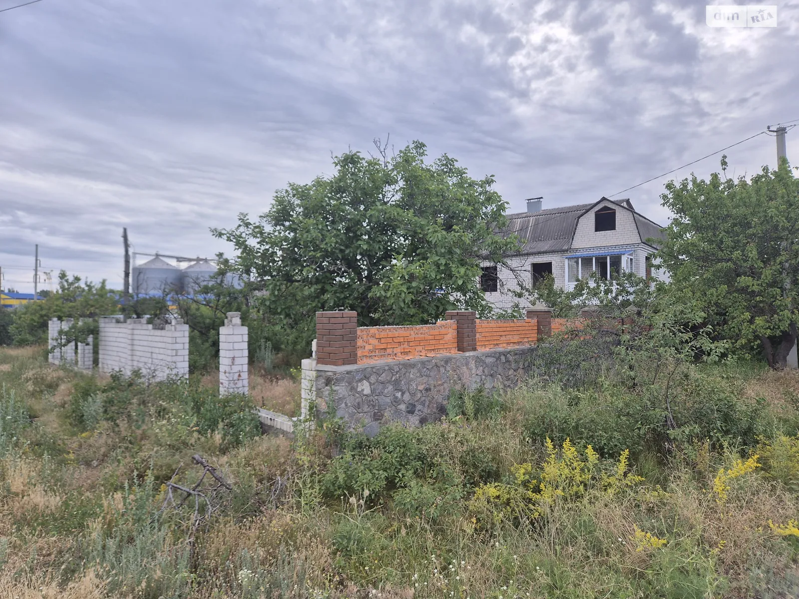 Продается дом на 2 этажа 145 кв. м с гаражом, цена: 17000 $ - фото 1