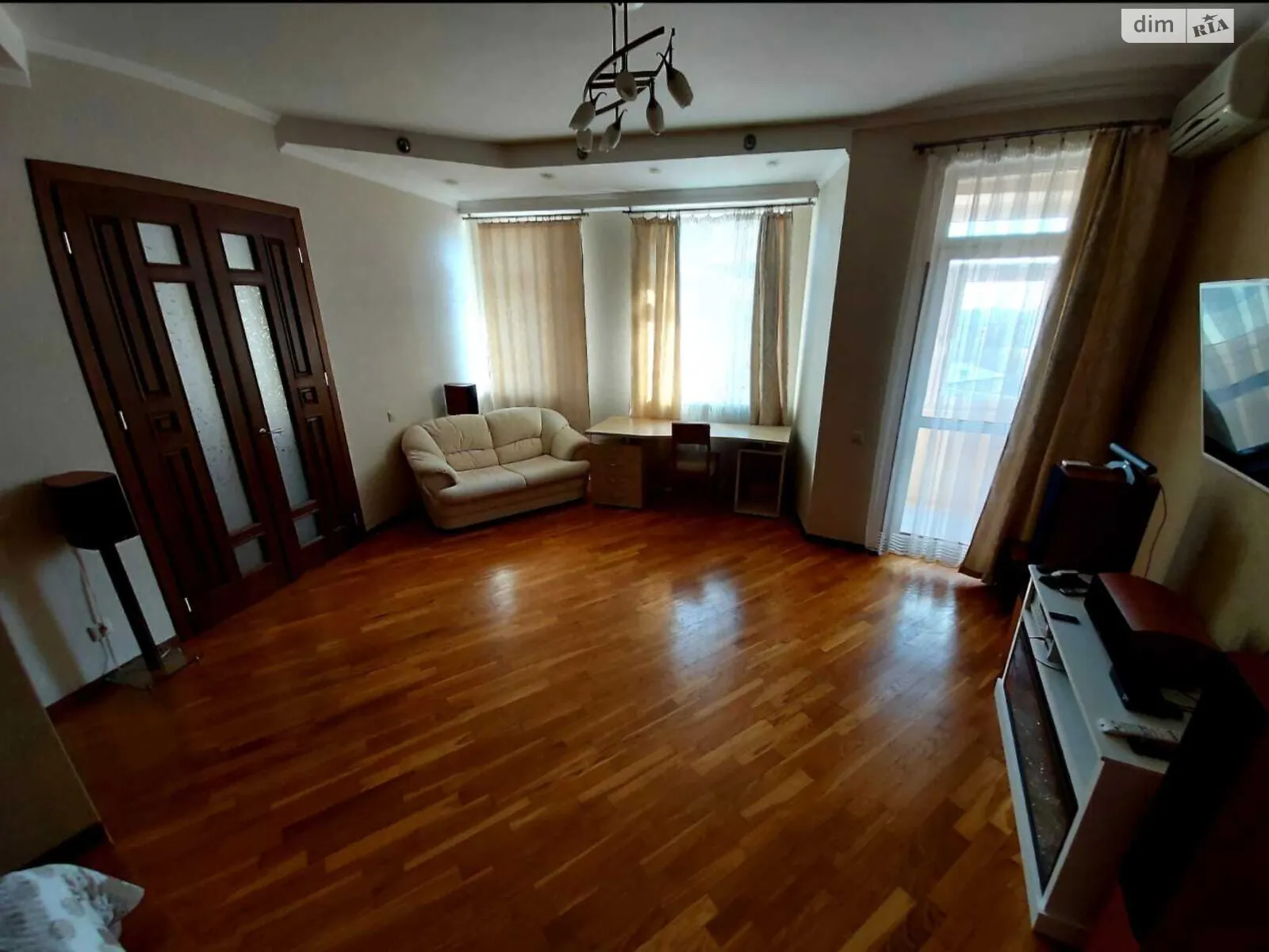 Продается 1-комнатная квартира 55 кв. м в Киеве, ул. Коновальца Евгения, 36Б - фото 1
