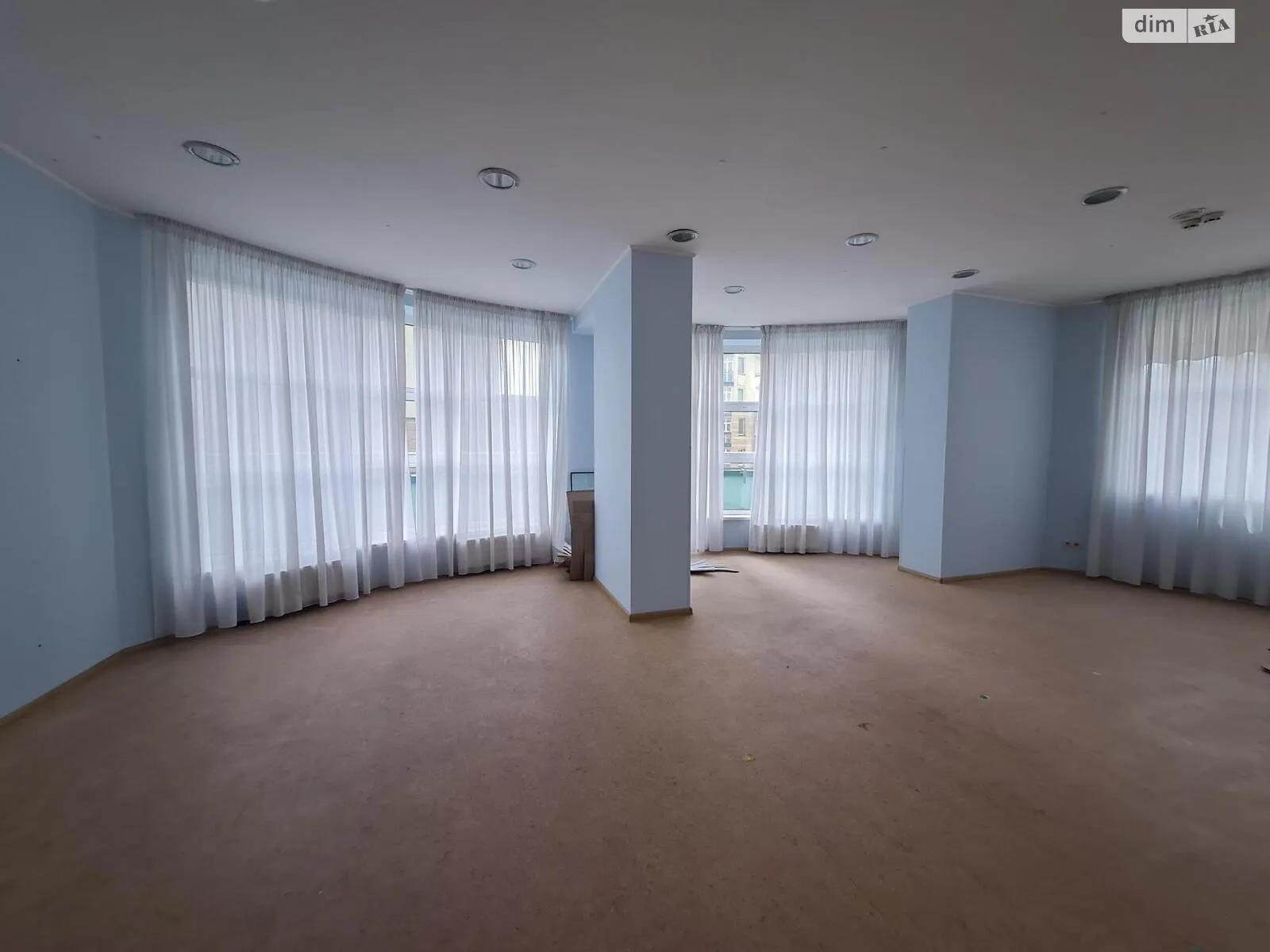 Сдается в аренду офис 359.5 кв. м в бизнес-центре, цена: 2513 $ - фото 1
