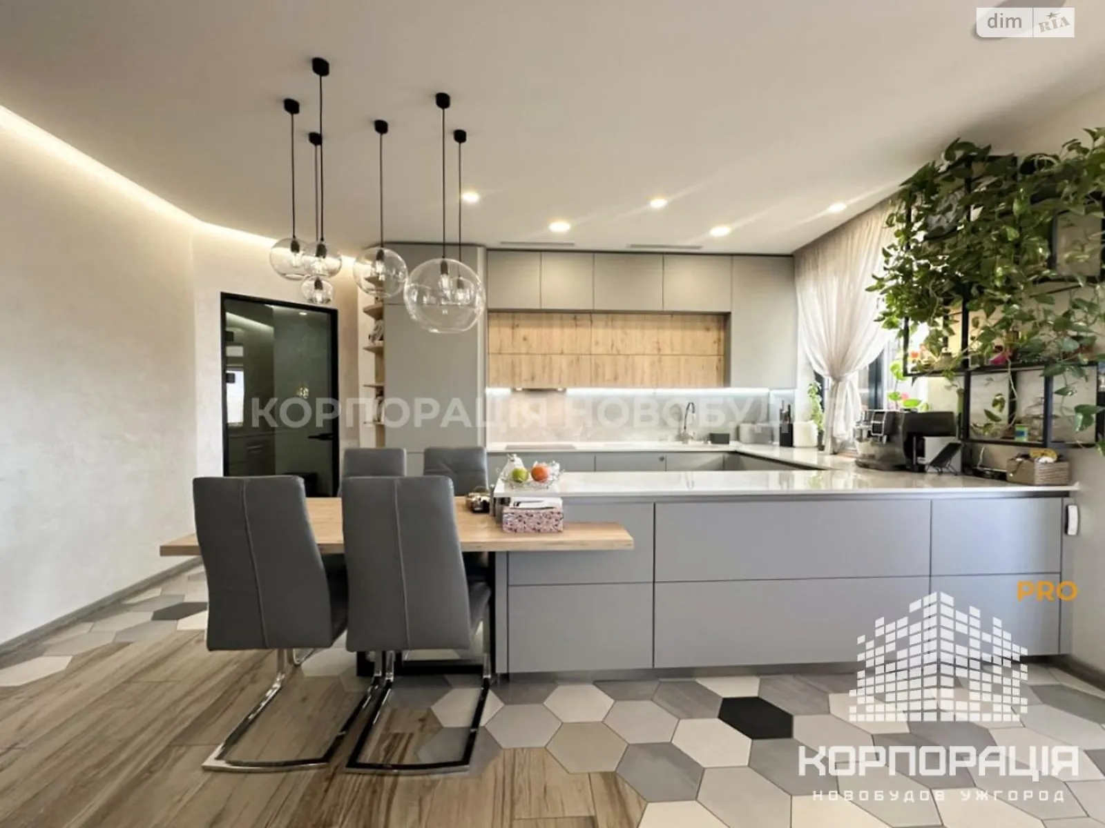 Продається 3-кімнатна квартира 137 кв. м у Ужгороді, вул. Хіри Олександра - фото 1