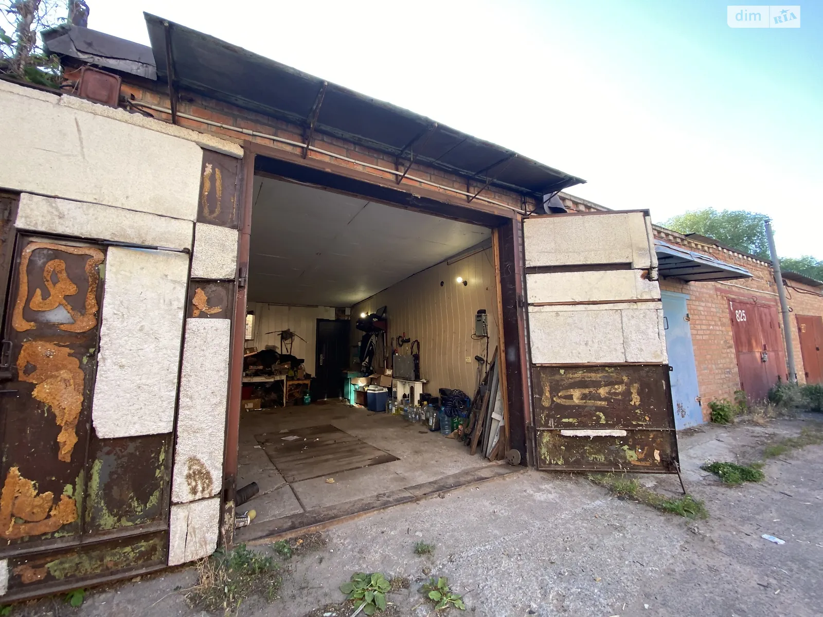 Продается место в гаражном кооперативе под легковое авто на 28 кв. м, цена: 8500 $ - фото 1