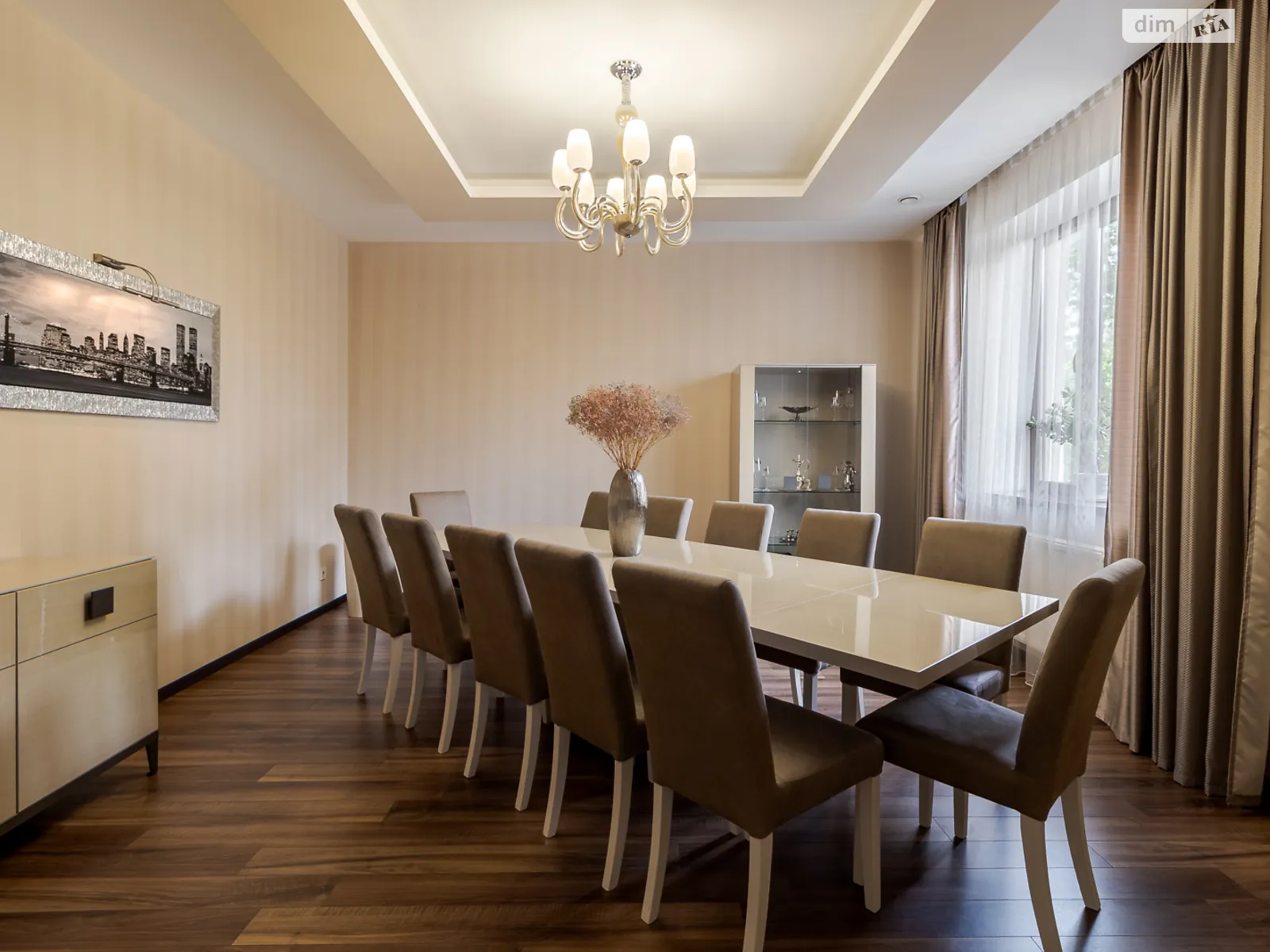 Сдается в аренду дом на 3 этажа 330 кв. м с садом, цена: 1800 € - фото 1