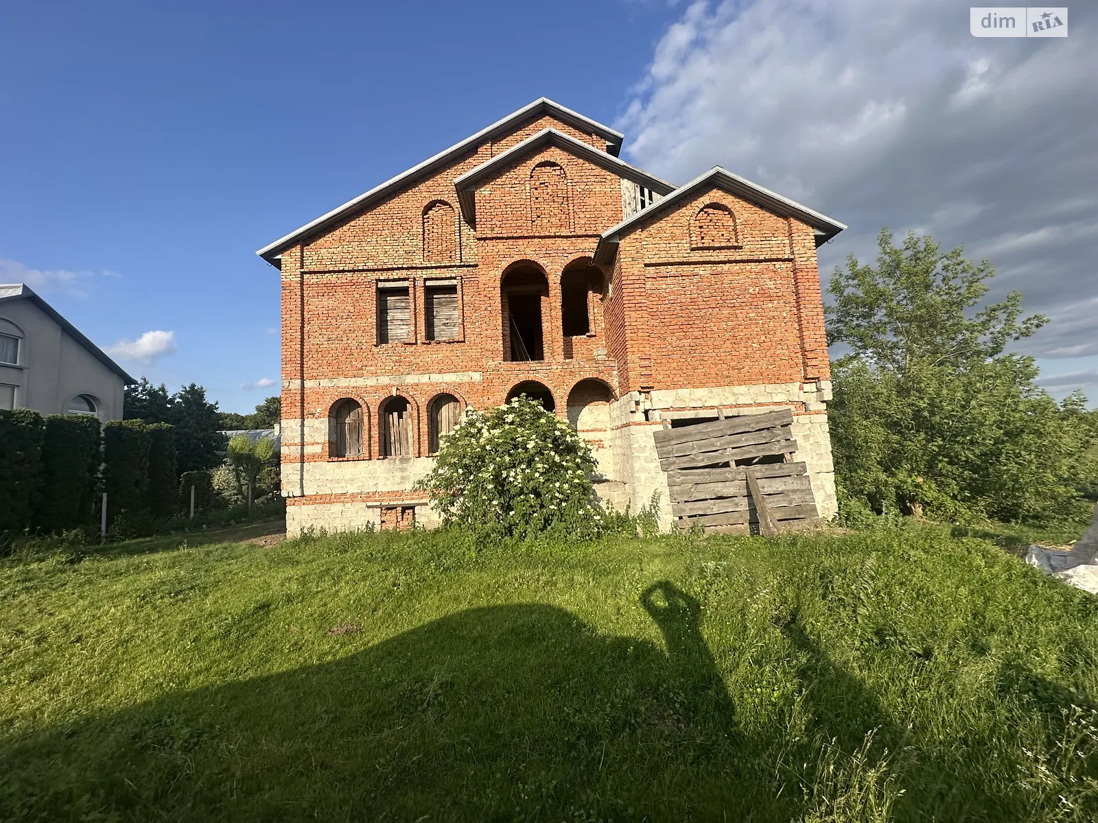 Продается дом на 3 этажа 300 кв. м с мансардой, ул. Б. Хмельницкого - фото 1