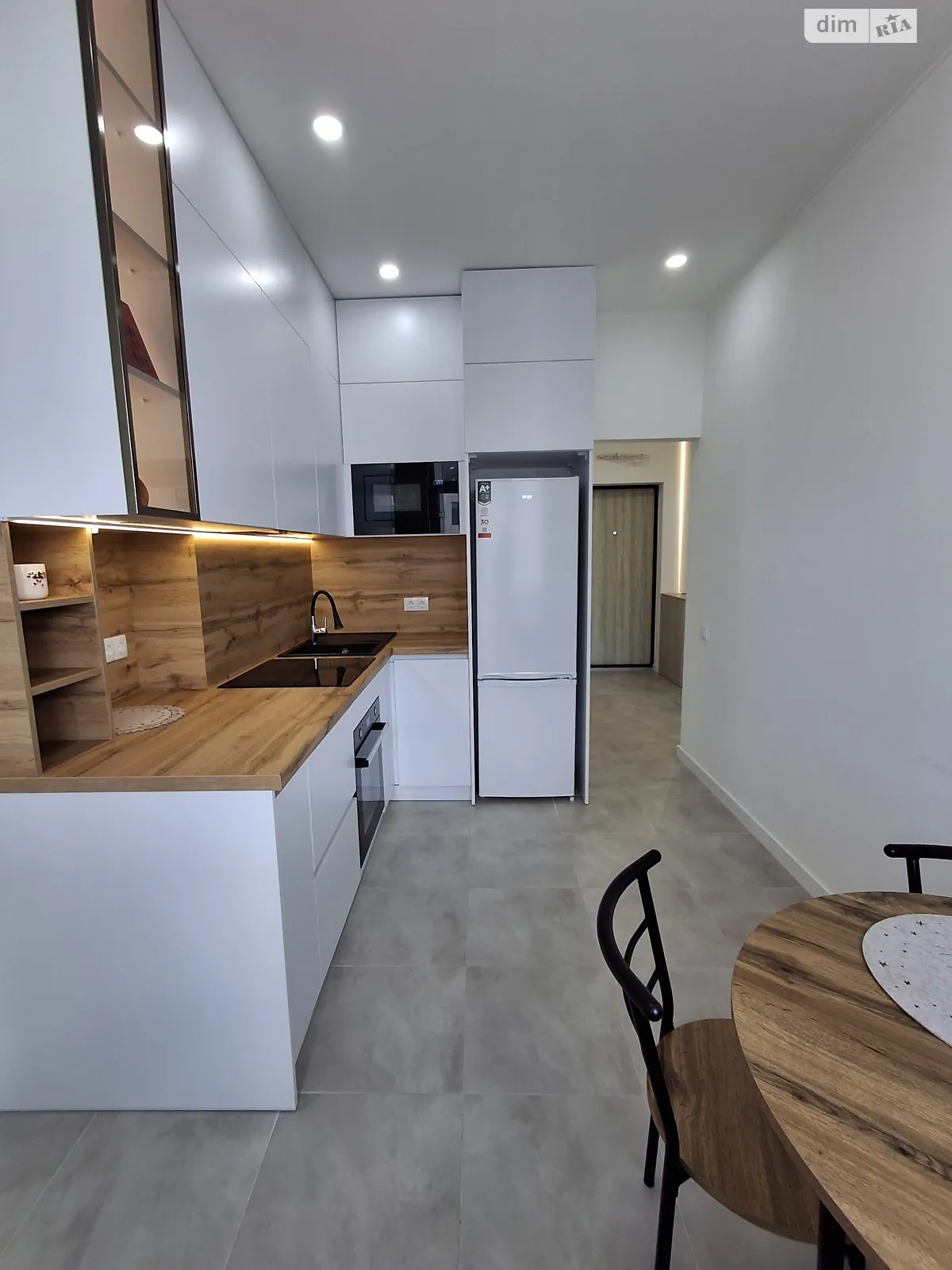 Продается 1-комнатная квартира 41 кв. м в Одессе, ул. Спортивная, 3/5 - фото 1