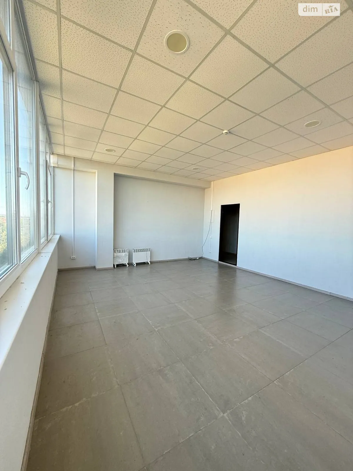 Продается офис 29.2 кв. м в бизнес-центре, цена: 21500 $ - фото 1