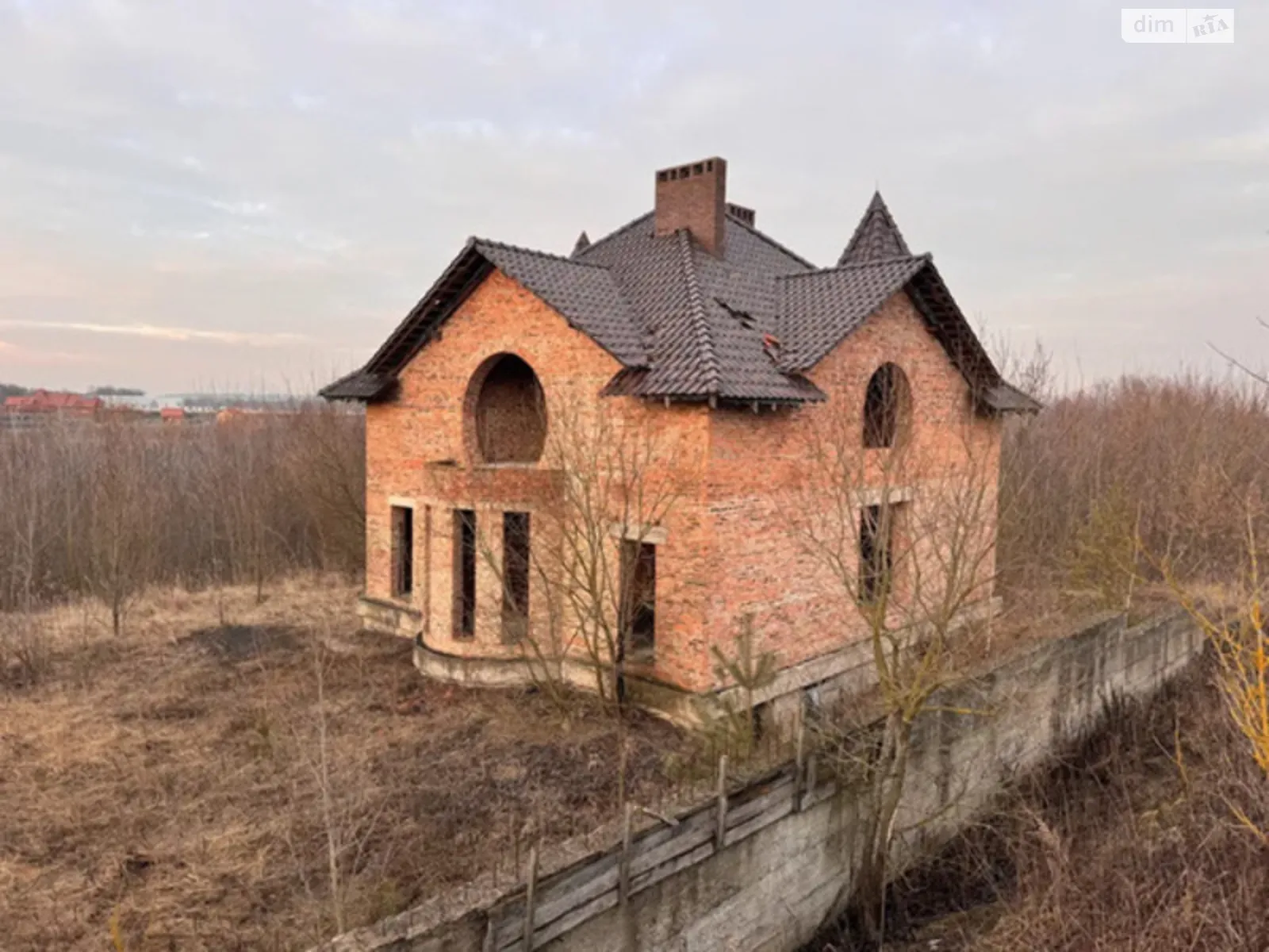 Продается дом на 3 этажа 380 кв. м с баней/сауной, цена: 93000 $ - фото 1