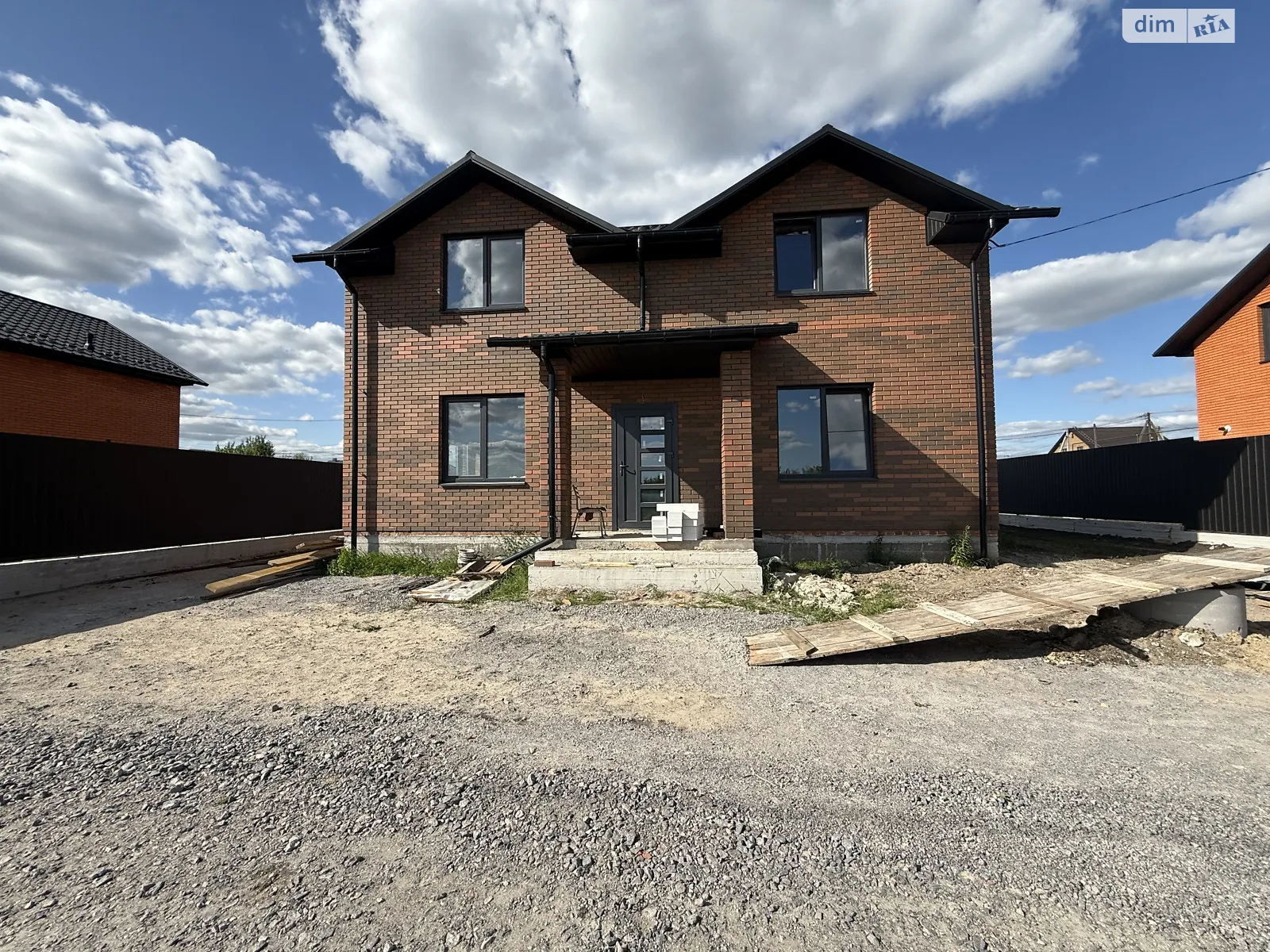 Продается дом на 2 этажа 139 кв. м с камином, цена: 95000 $ - фото 1