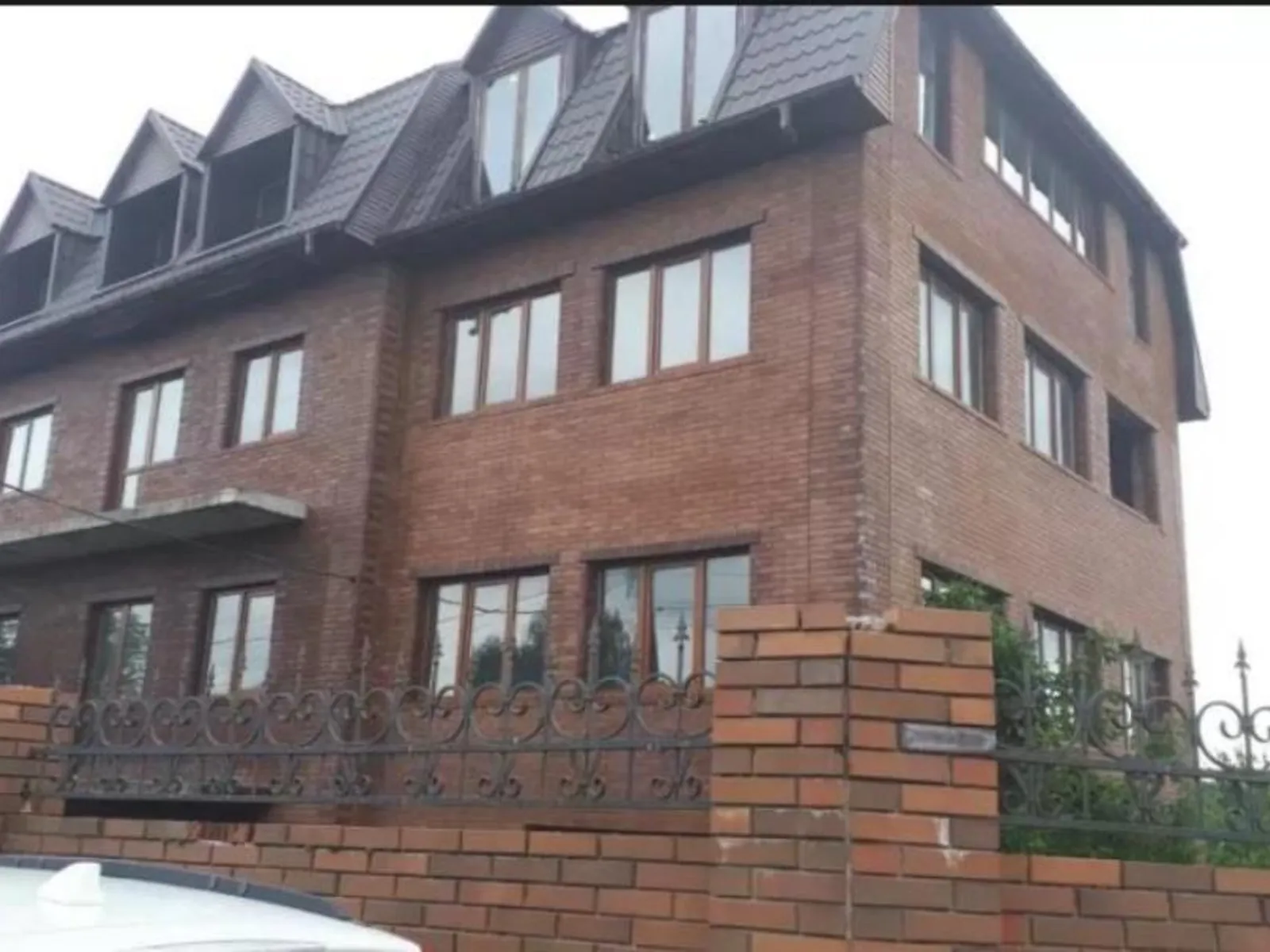 Продается дом на 4 этажа 900 кв. м с камином, цена: 300000 $ - фото 1