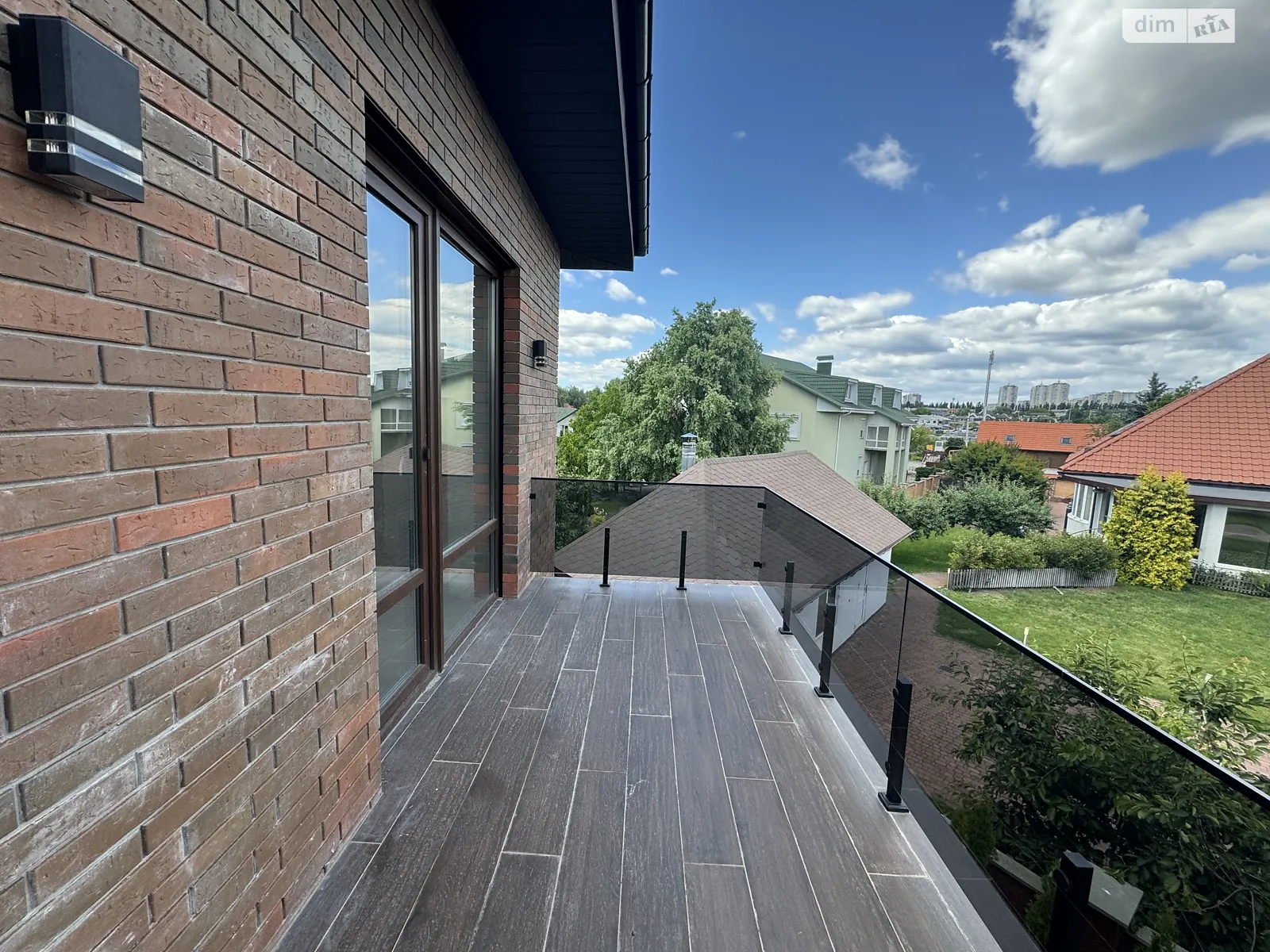 Продается дом на 2 этажа 165 кв. м с камином, цена: 295000 $ - фото 1