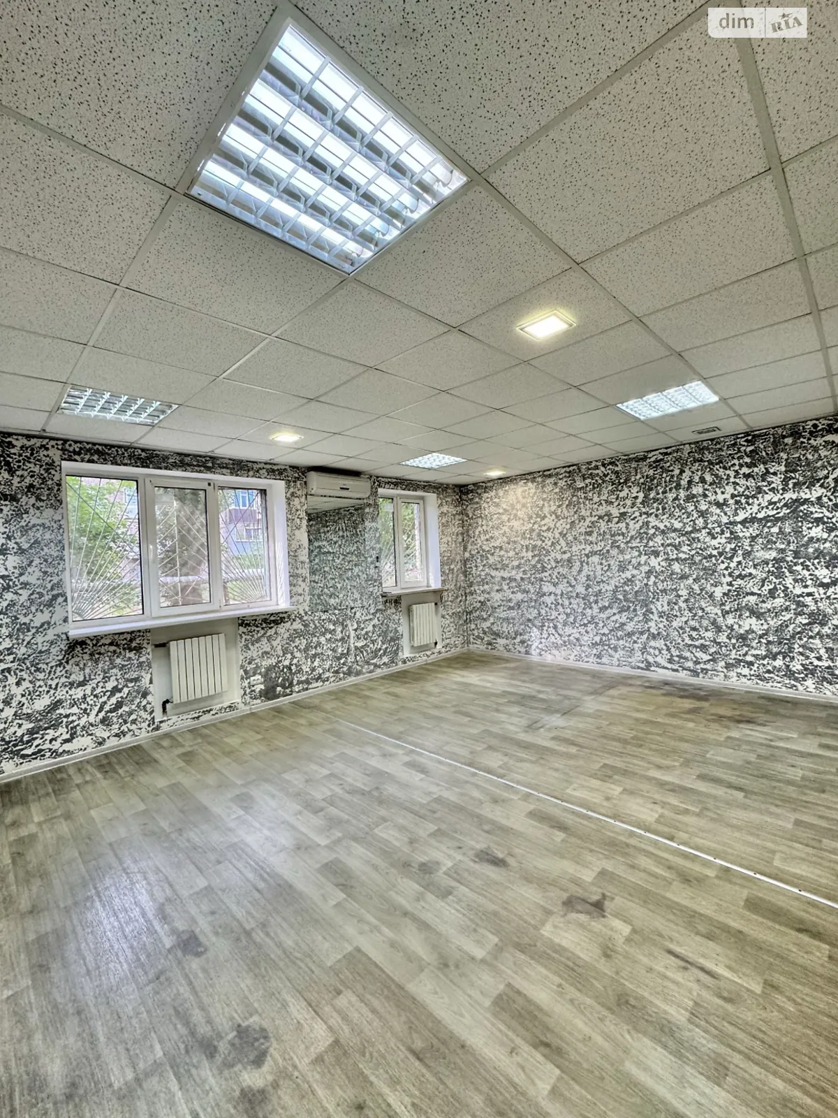 Продается офис 55.6 кв. м в бизнес-центре, цена: 35000 $ - фото 1