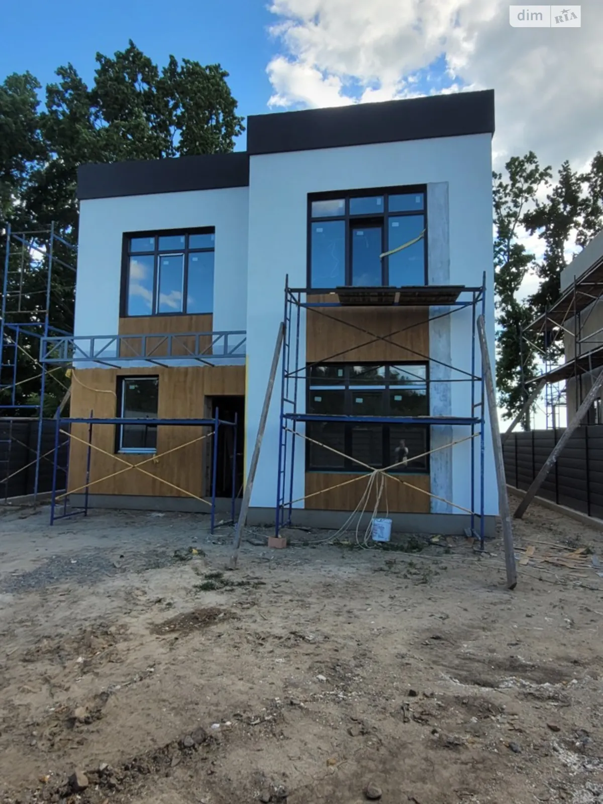 Продается дом на 2 этажа 135 кв. м с участком, цена: 135000 $ - фото 1