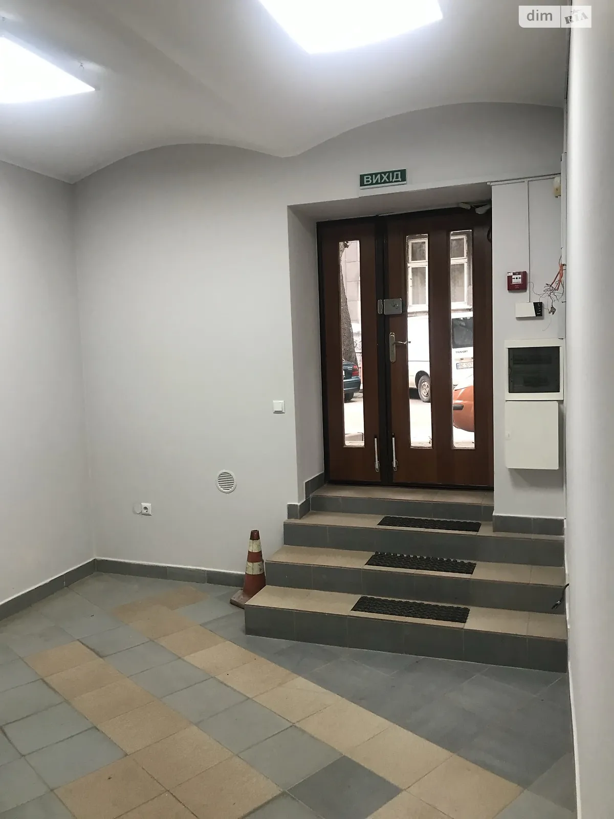 Сдается в аренду офис 63 кв. м в бизнес-центре, цена: 400 $ - фото 1