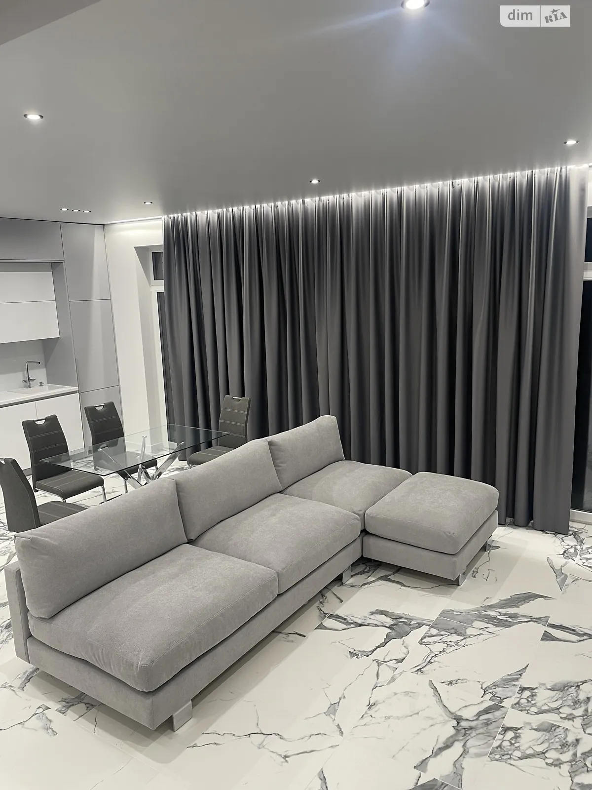 Сдается в аренду дом на 3 этажа 148 кв. м с мебелью, цена: 1800 € - фото 1