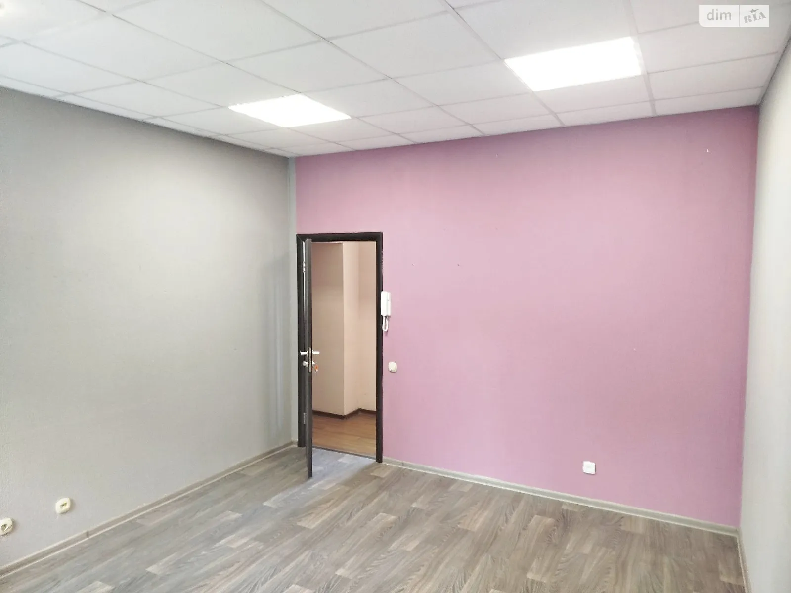 Сдается в аренду офис 26.8 кв. м в бизнес-центре, цена: 9900 грн - фото 1