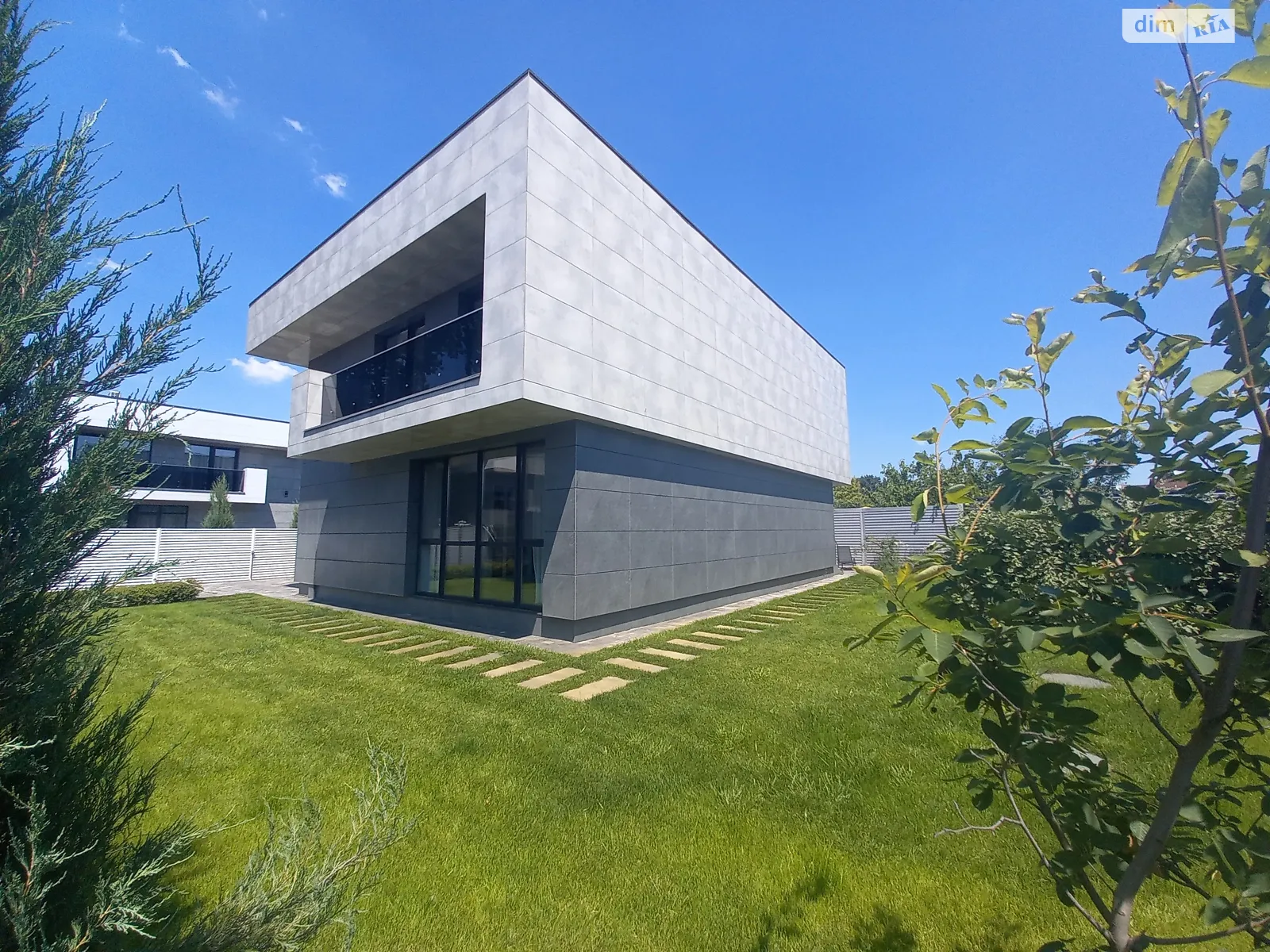 Продается дом на 2 этажа 170 кв. м с гаражом, цена: 500000 $ - фото 1
