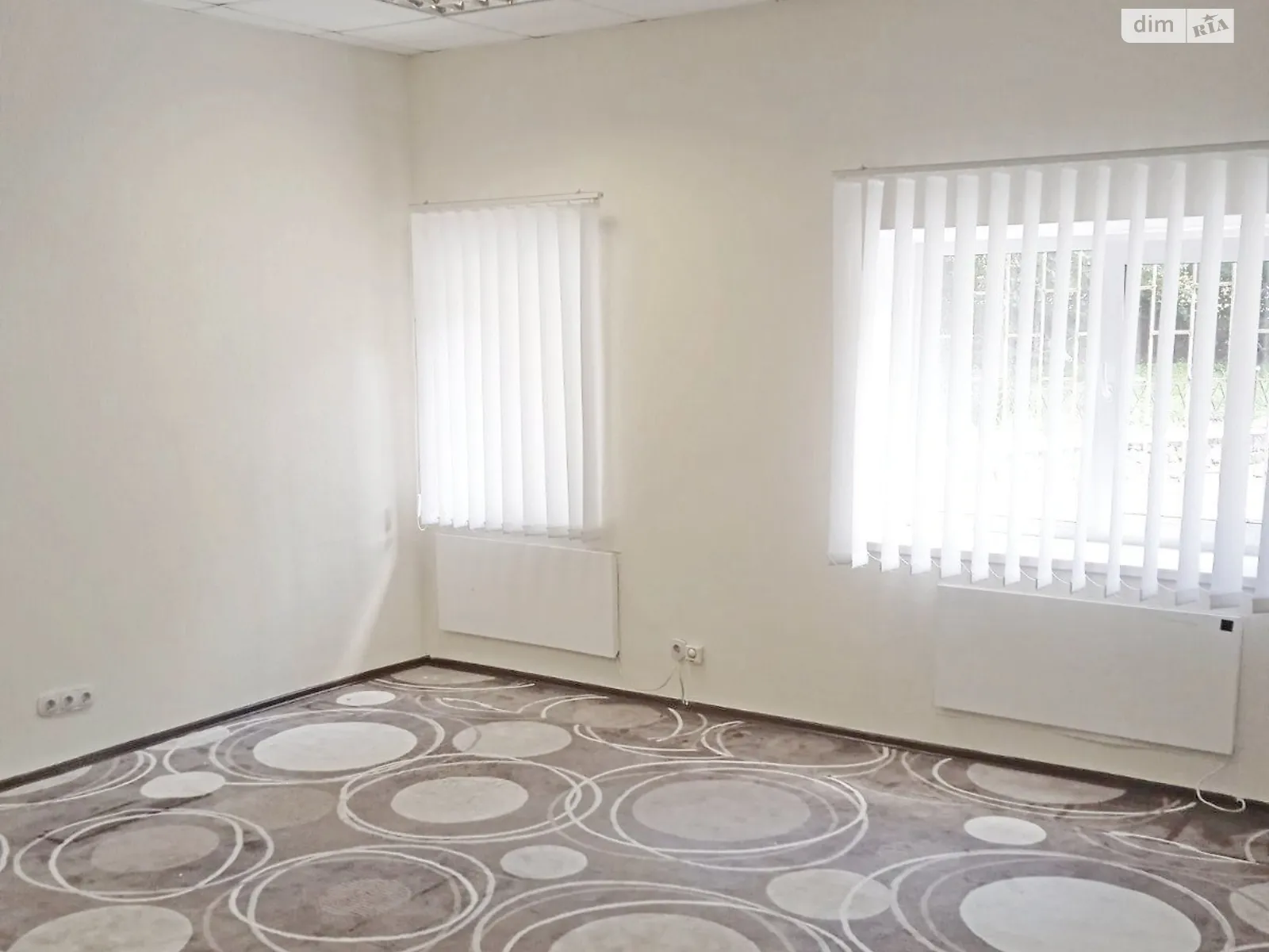 Сдается в аренду помещения свободного назначения 33 кв. м в 3-этажном здании, цена: 24990 грн - фото 1