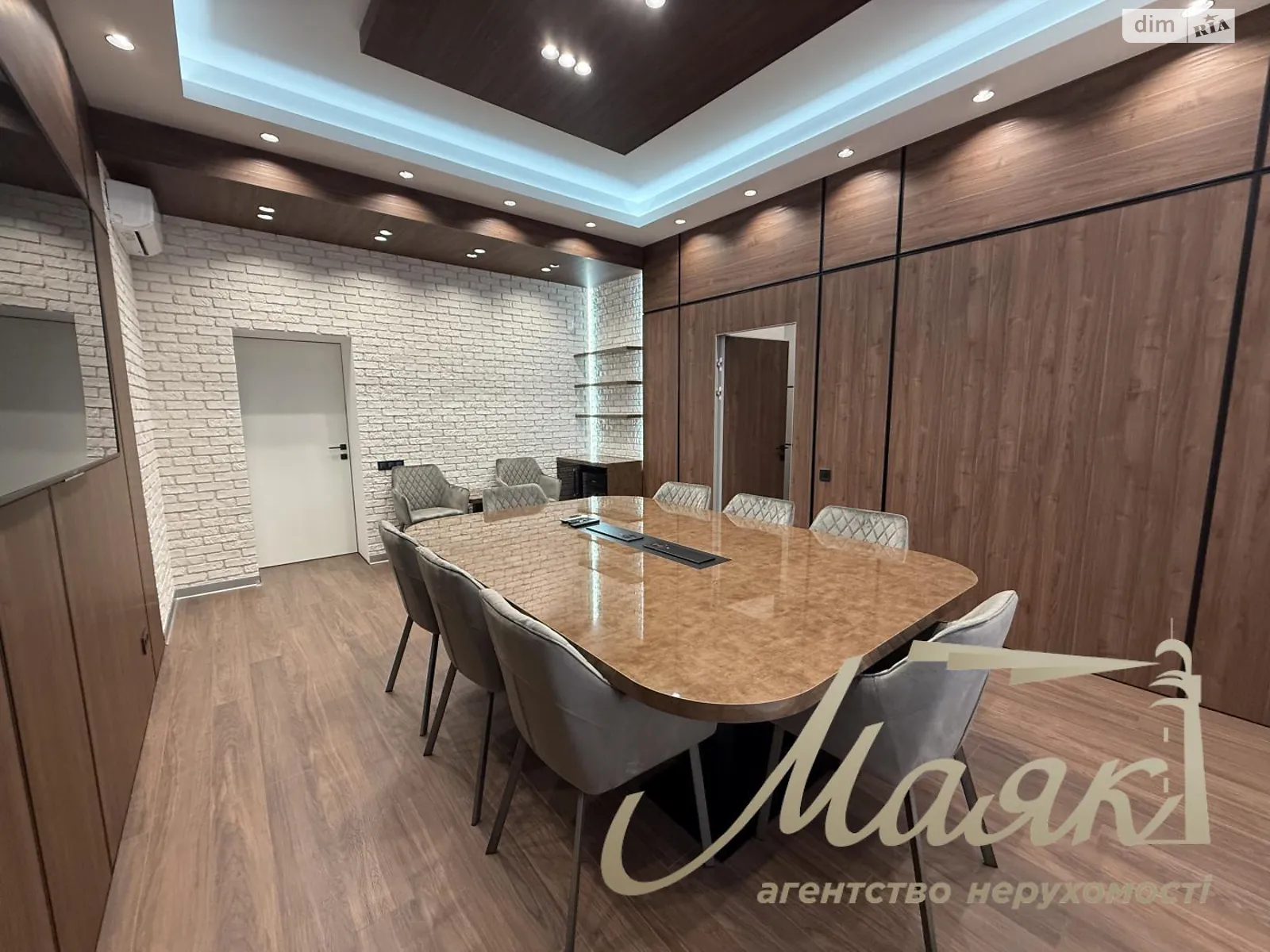 Сдается в аренду офис 300 кв. м в бизнес-центре, цена: 7500 $ - фото 1