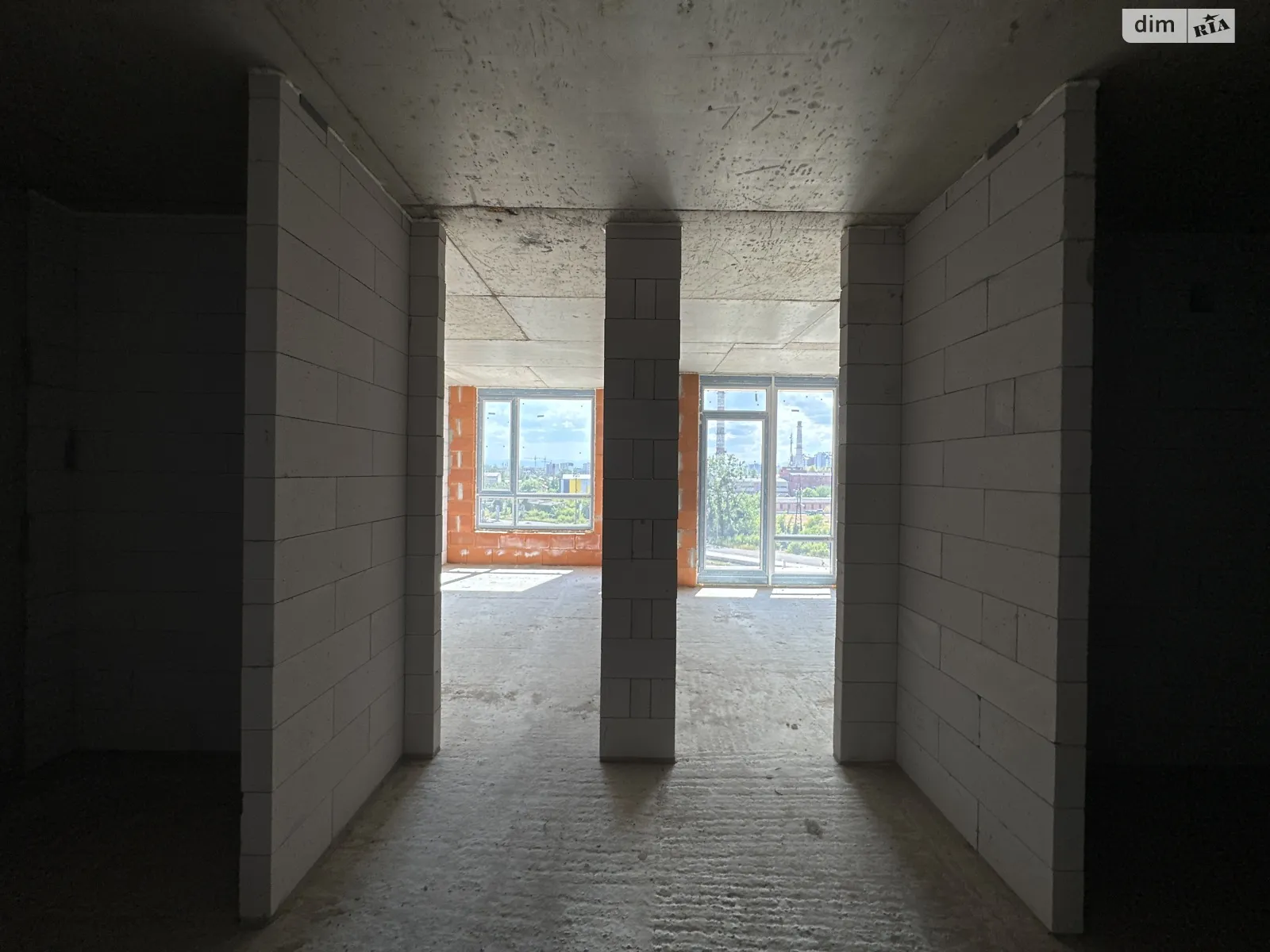 Продается 1-комнатная квартира 43 кв. м в Ивано-Франковске, ул. Хриплинская, 9 - фото 1