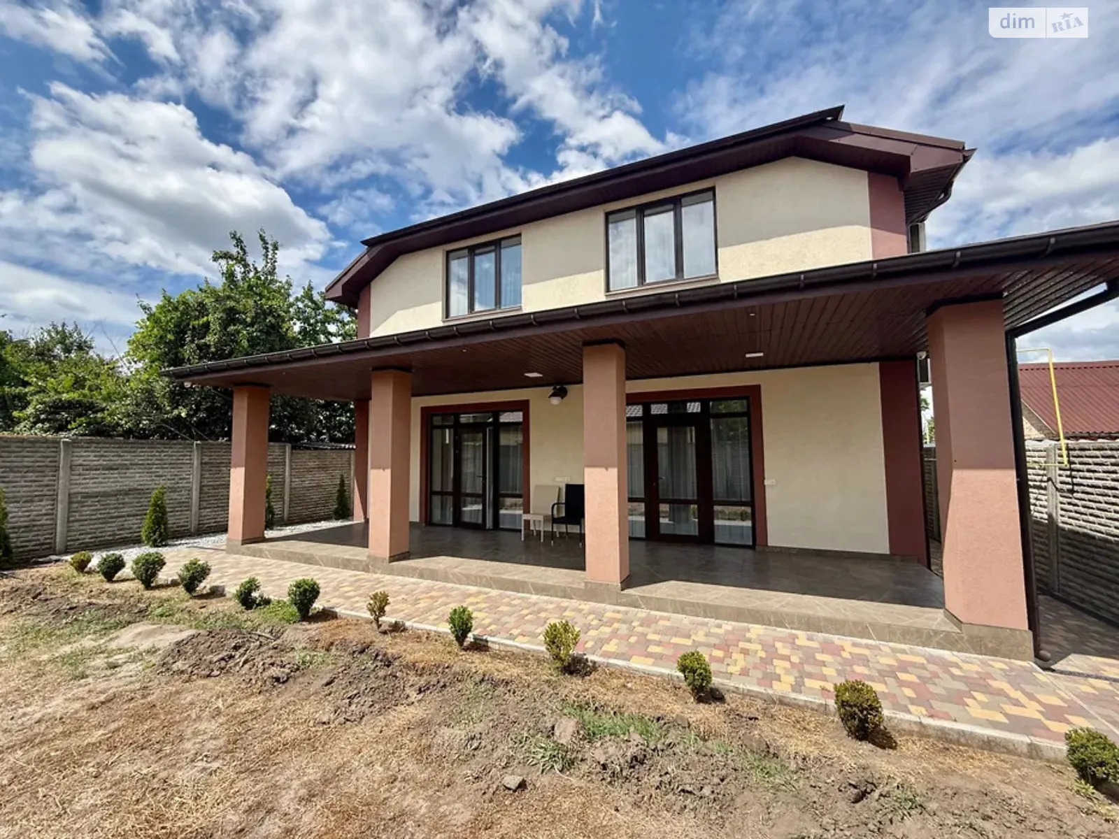 Сдается в аренду дом на 2 этажа 215 кв. м с верандой, цена: 2000 $ - фото 1