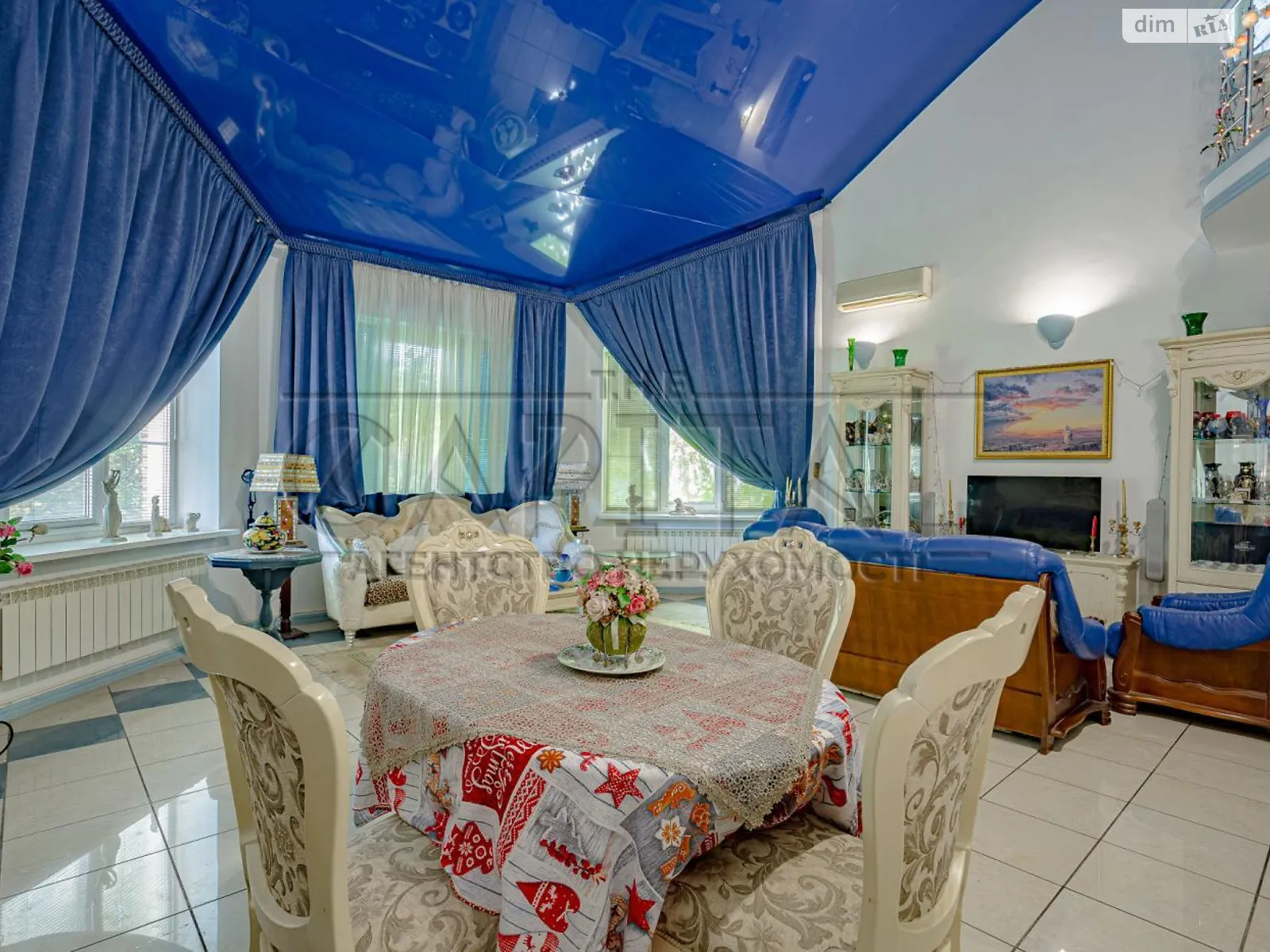 Продается дом на 3 этажа 400 кв. м с камином, цена: 390000 $ - фото 1