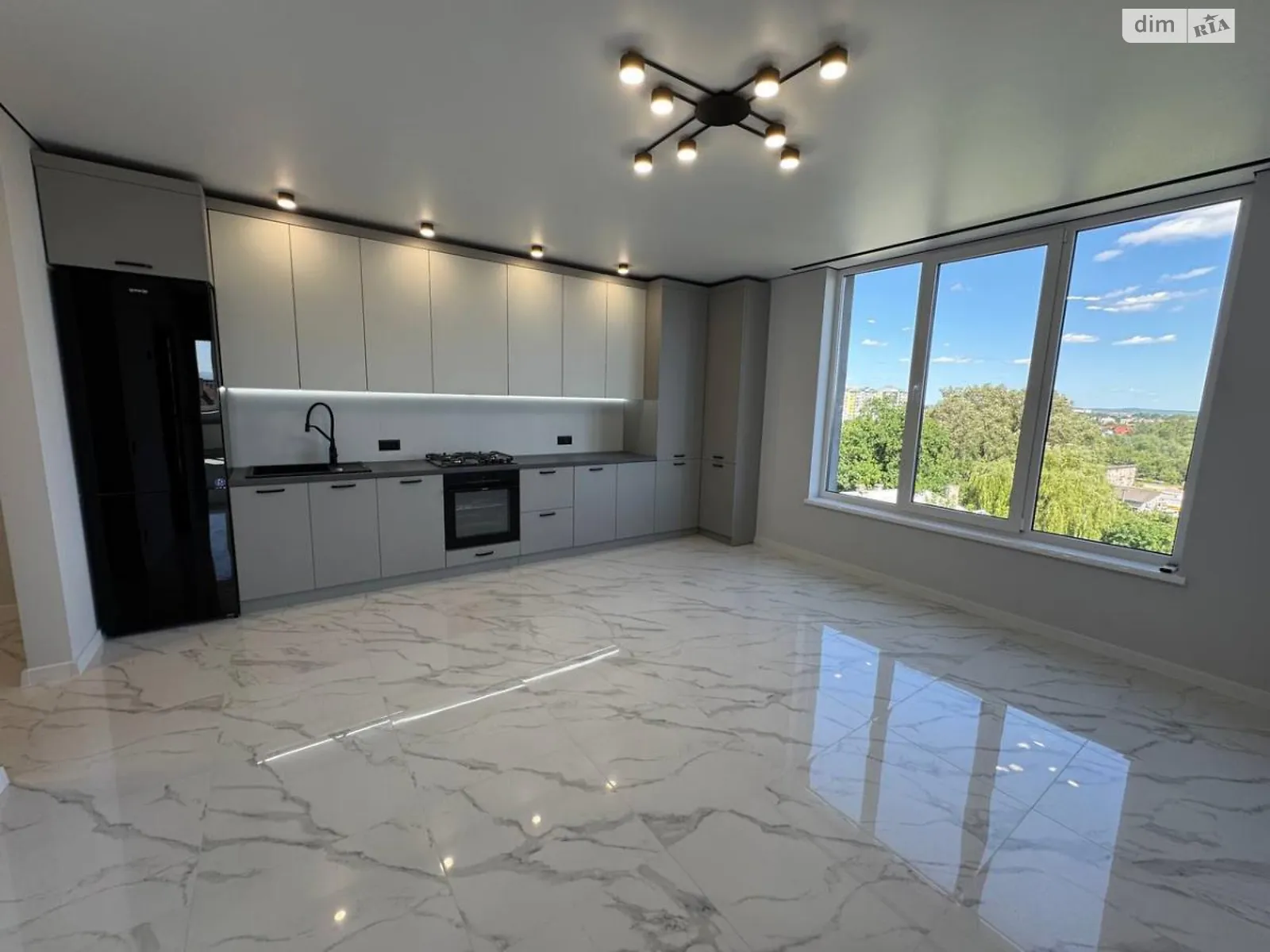 Продается 2-комнатная квартира 61 кв. м в Ивано-Франковске, ул. Микитинецкая, 2А - фото 1