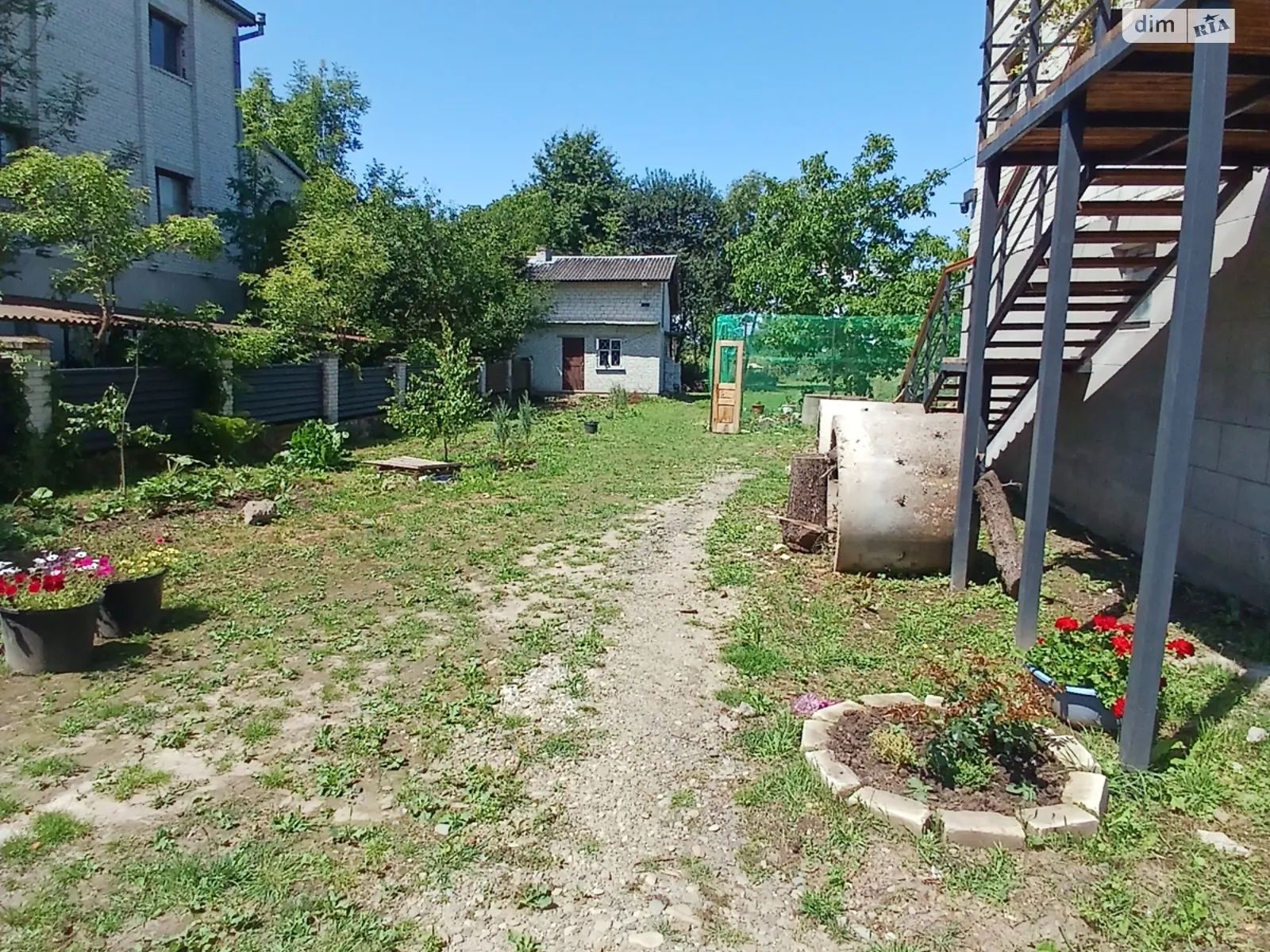 Продается дом на 3 этажа 216 кв. м с беседкой, цена: 75000 $ - фото 1