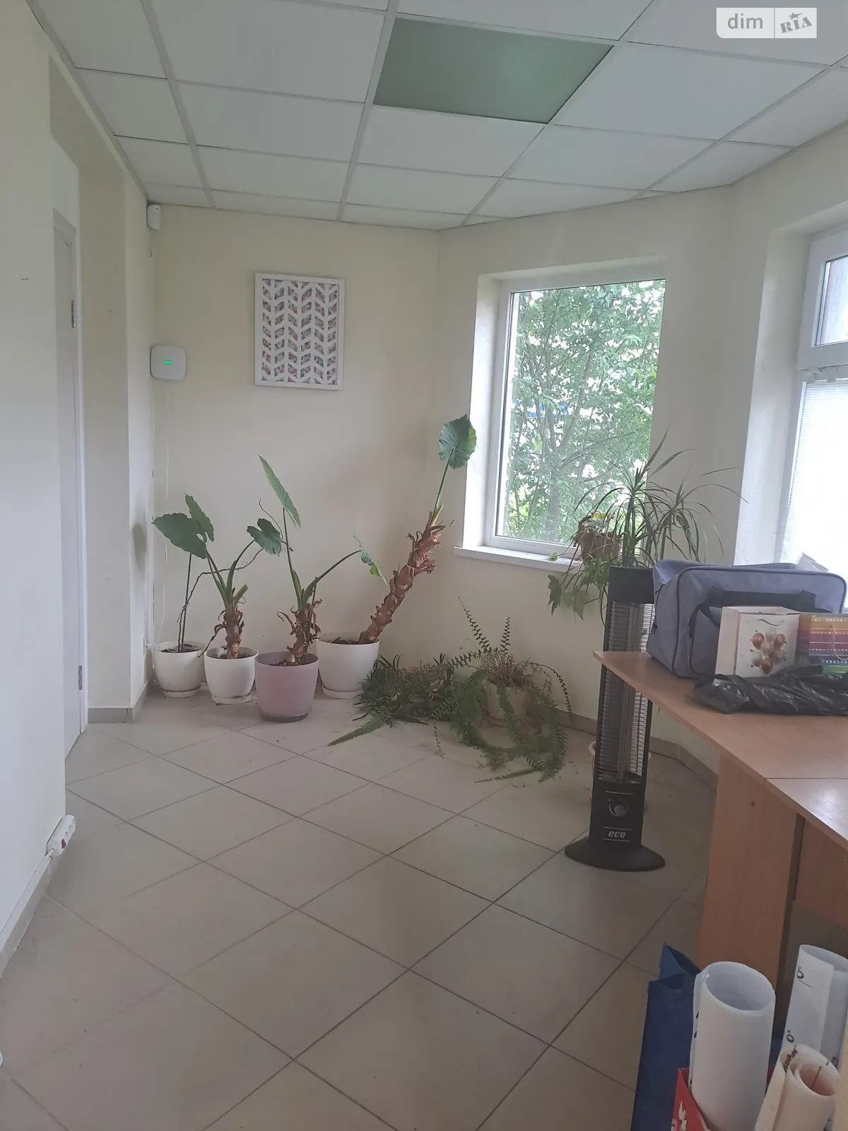 Сдается в аренду офис 47 кв. м в бизнес-центре, цена: 300 $ - фото 1