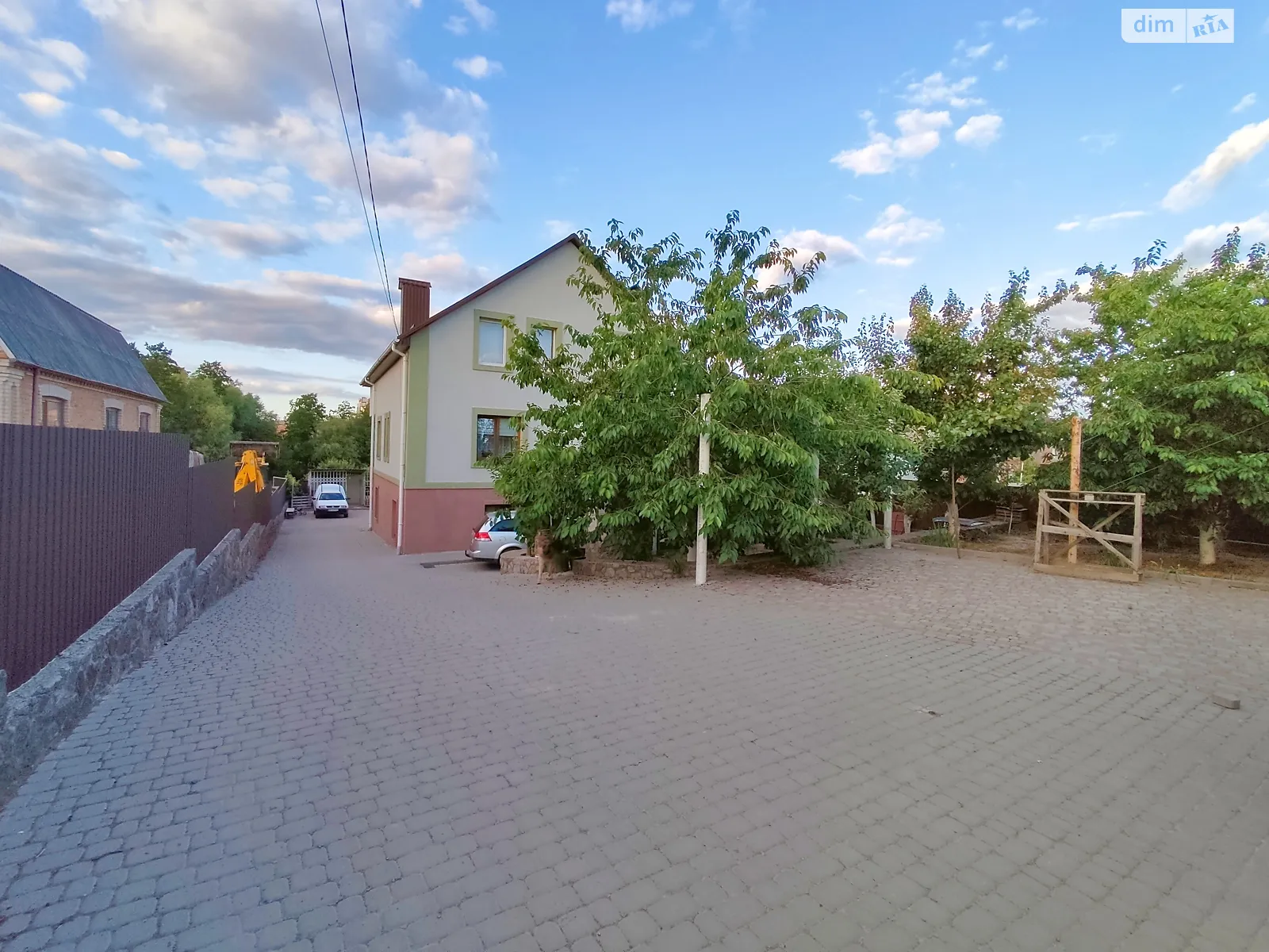Продается дом на 3 этажа 200 кв. м с гаражом, цена: 140000 $ - фото 1