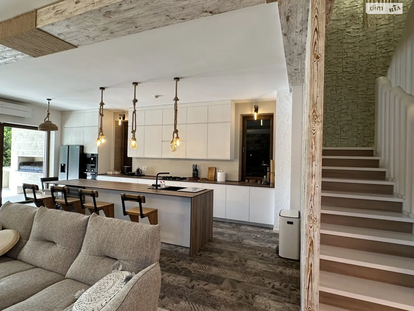 Продается дом на 2 этажа 300 кв. м с верандой, цена: 1700000 $ - фото 1