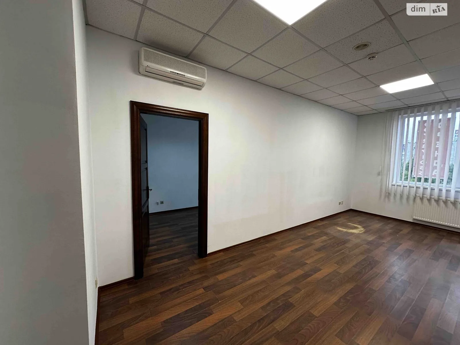 Сдается в аренду офис 37.6 кв. м в бизнес-центре, цена: 14000 грн - фото 1