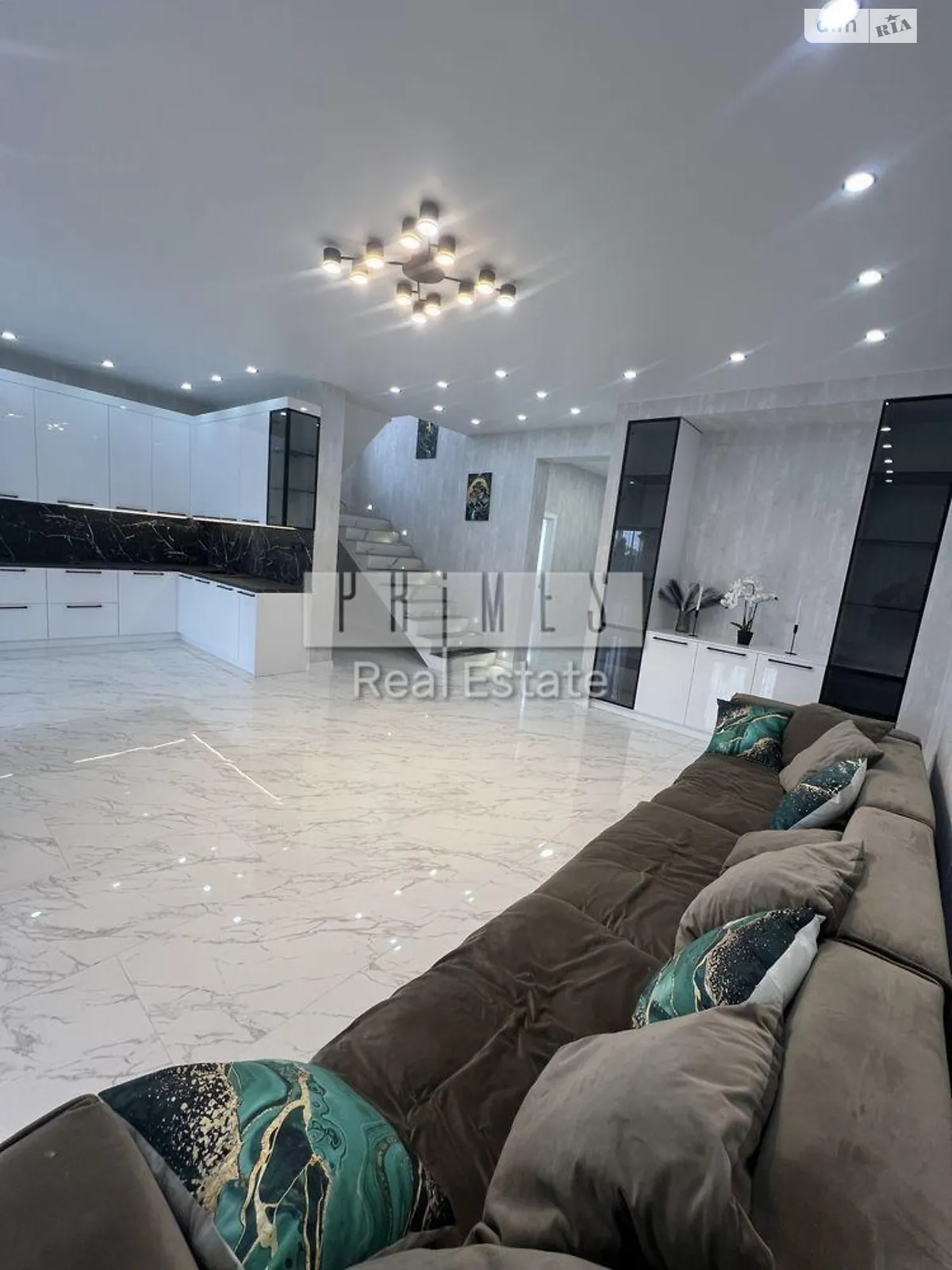 Продается дом на 2 этажа 170 кв. м с бассейном, цена: 270000 $ - фото 1