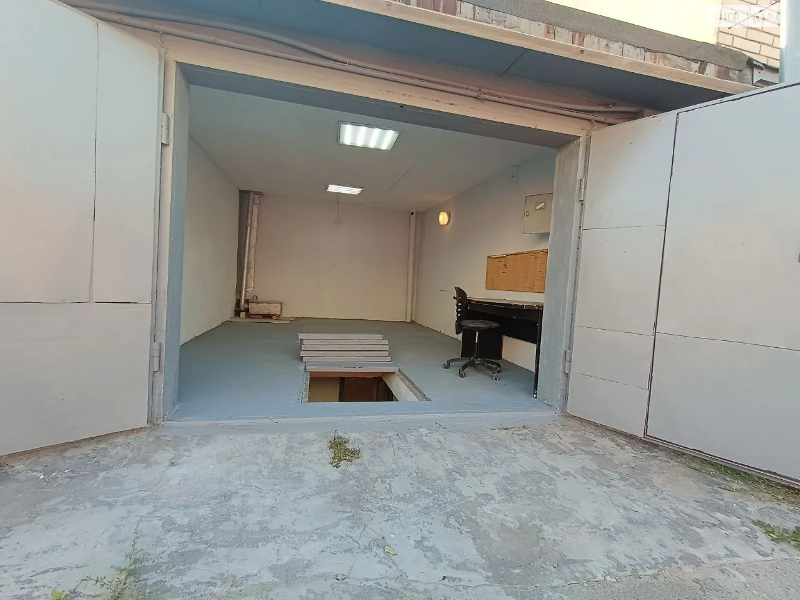 Продается отдельно стоящий гараж универсальный на 42 кв. м, цена: 12500 $ - фото 1